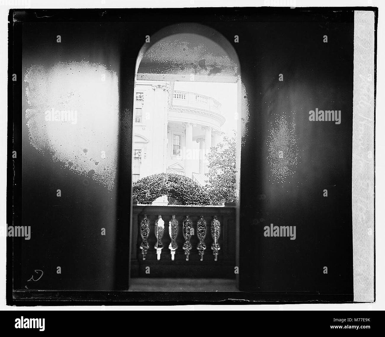 Cette photographie représente une partie de la Maison Blanche, avec une section non divulguée visible le 2 mai 1921. L'image présente l'emblématique résidence présidentielle américaine. Banque D'Images Cette photographie représente une partie de la Maison Blanche, avec une section non divulguée visible le 2 mai 1921. L'image présente l'emblématique résidence présidentielle américaine. Banque D'Images