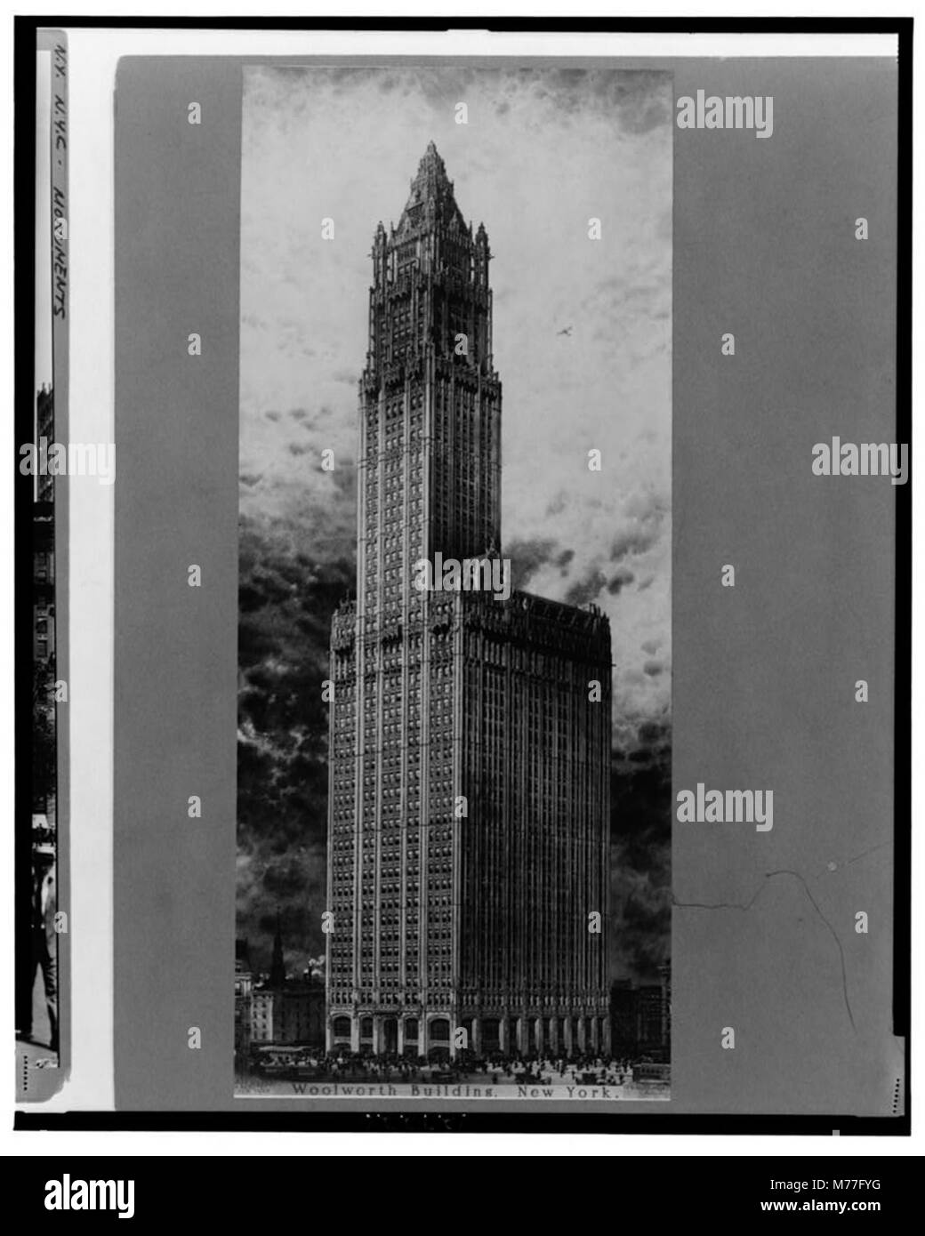 Une image du Woolworth Building à New York, conçu par l'architecte Cass Gilbert, l'un des gratte-ciel les plus anciens et les plus emblématiques de la ville. Banque D'Images