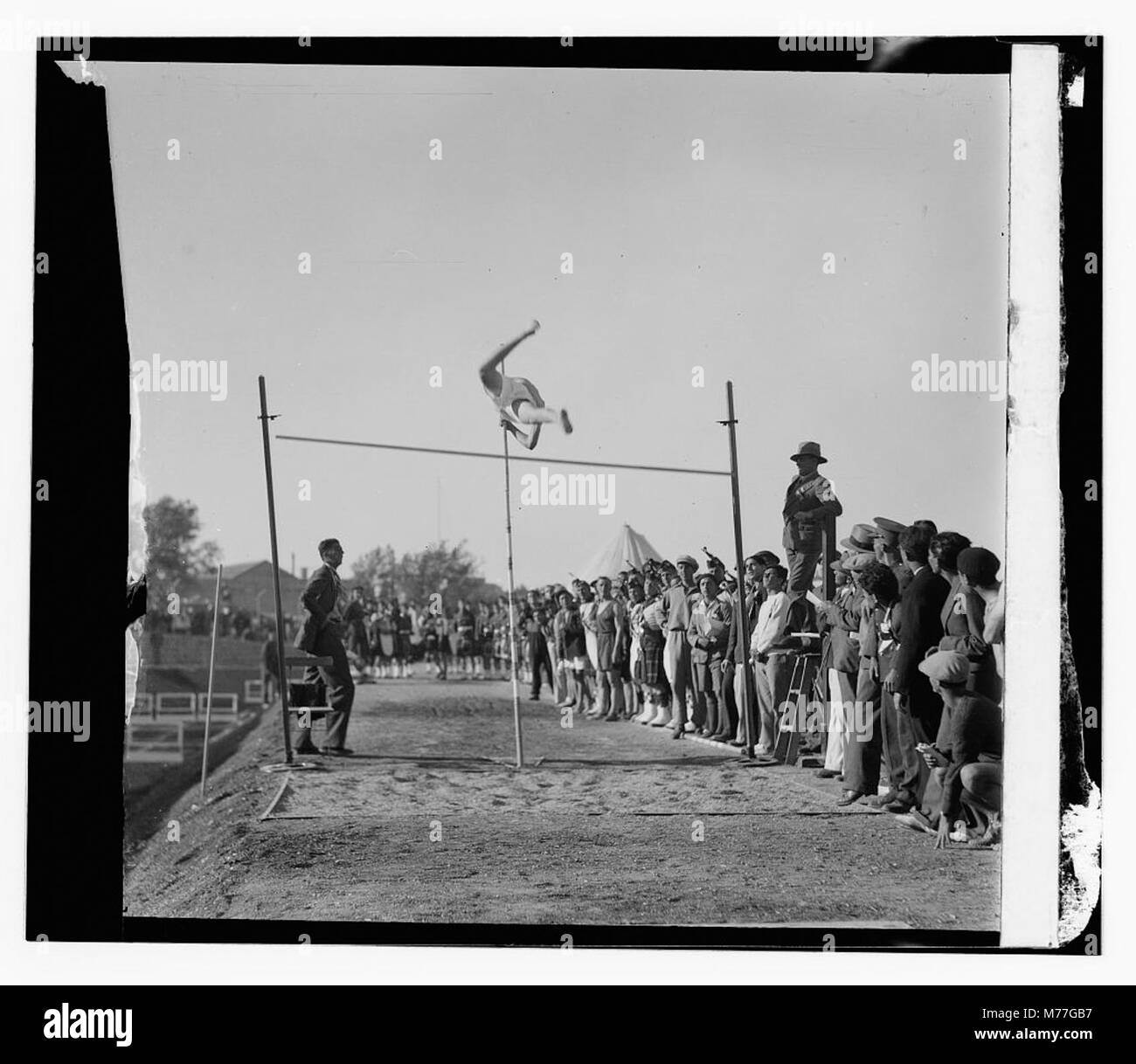 Une photographie capturant les événements sportifs du YMCA à Jérusalem, mettant en valeur les activités sportives et l’engagement communautaire au début du XXe siècle. L’image souligne le rôle du YMCA dans la promotion de l’activité physique et de l’engagement social dans la région. Banque D'Images