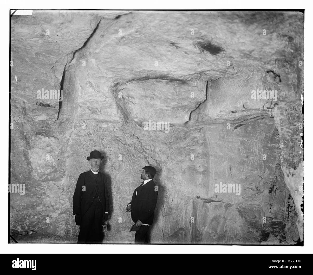 Une photographie de deux hommes à l'intérieur des carrières de Salomon, un ancien site de Jérusalem, montrant l'importance historique et archéologique de la région. Banque D'Images