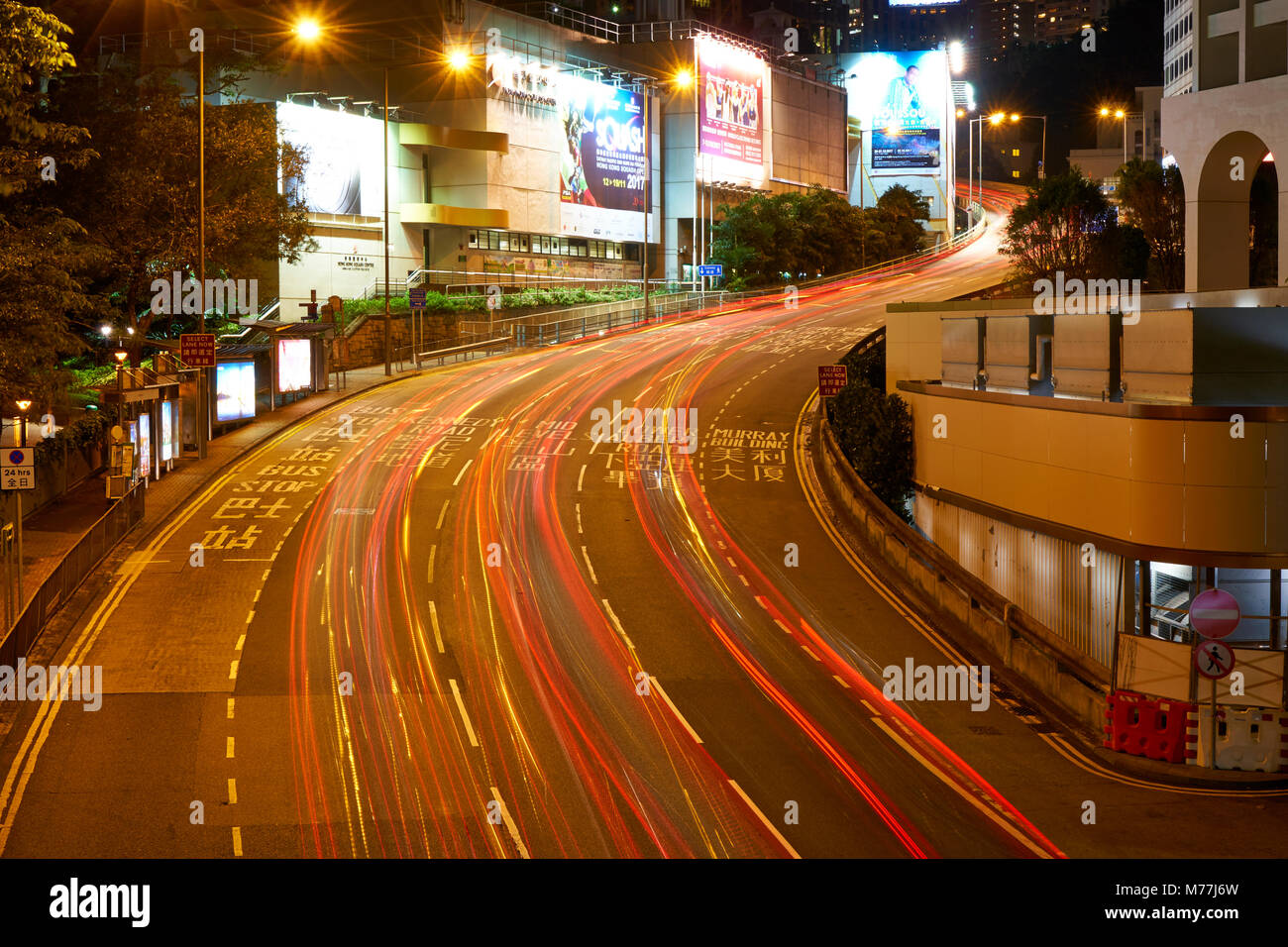 Des sentiers de lumière de voiture sur une route très fréquentée à Central, Hong Kong Island de nuit, Hong Kong, Chine, Asie Banque D'Images