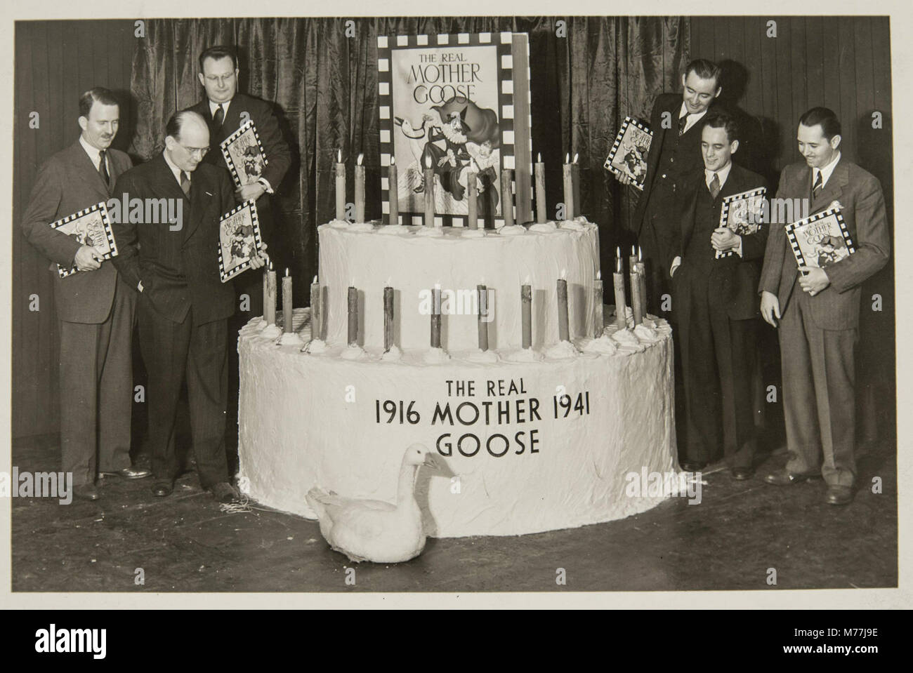 Promotions Livre - la vraie fête d'anniversaire de ma mère l'Oye, 1945 (NPAR 4889) Banque D'Images