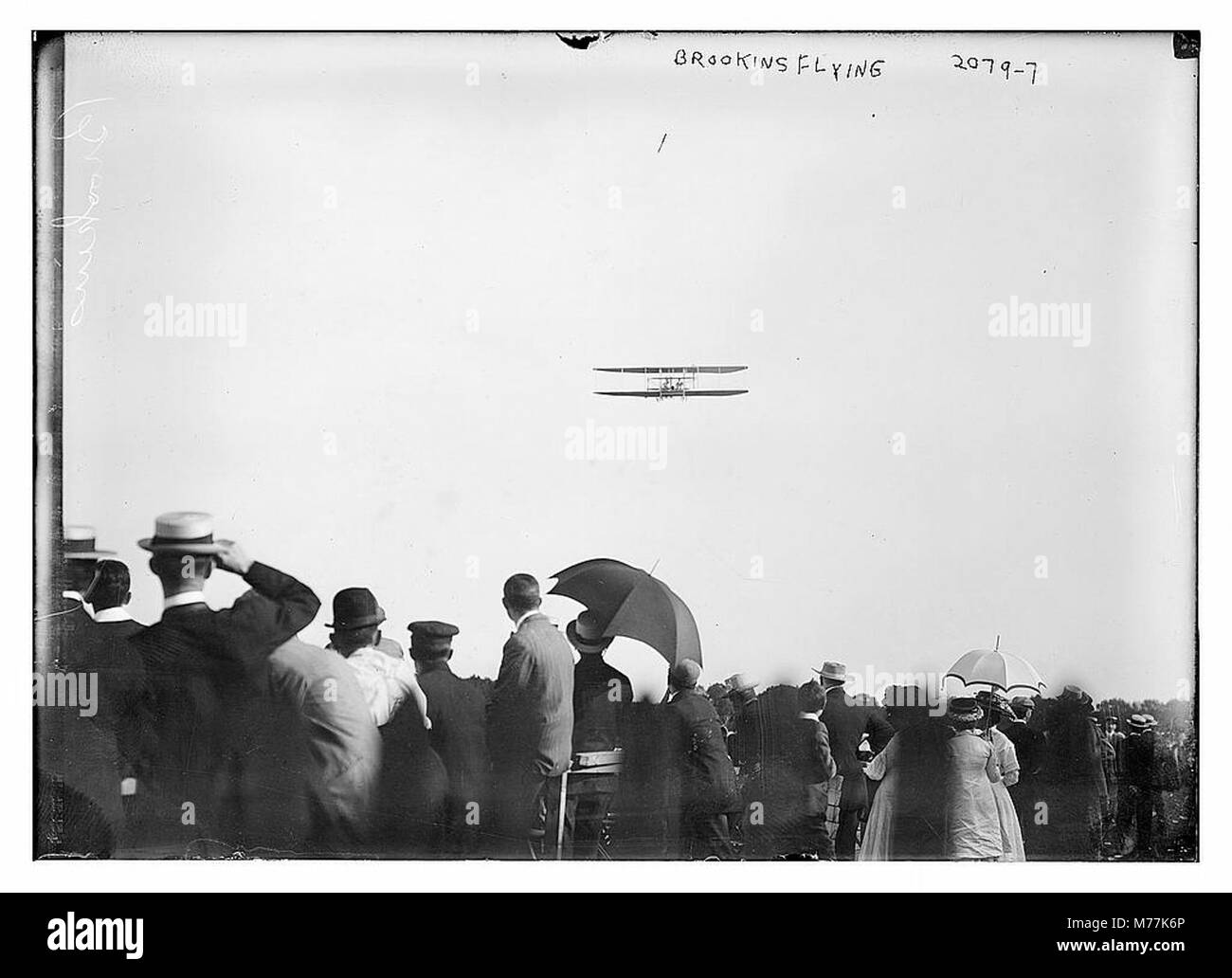 Une photographie de Brookins, probablement un pilote, capturée en plein vol, montrant les débuts de l'aviation au début du XXe siècle. Banque D'Images