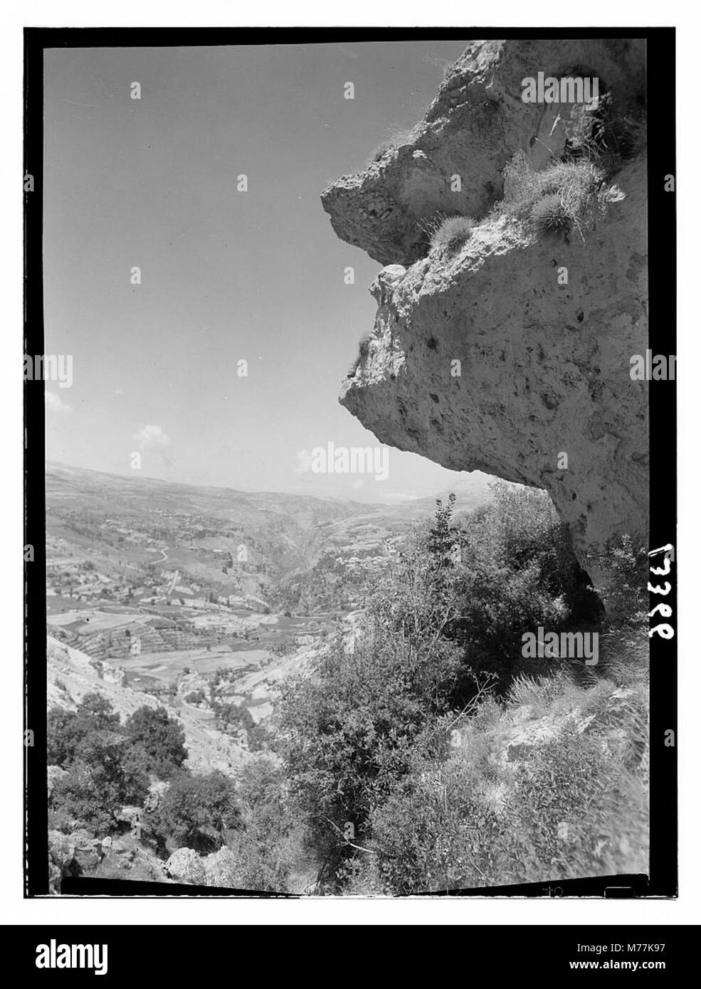 Une vue de la gorge de Bshirh vue depuis la grotte de Kadeesha, capturant le paysage pittoresque et la beauté naturelle de la région. Banque D'Images