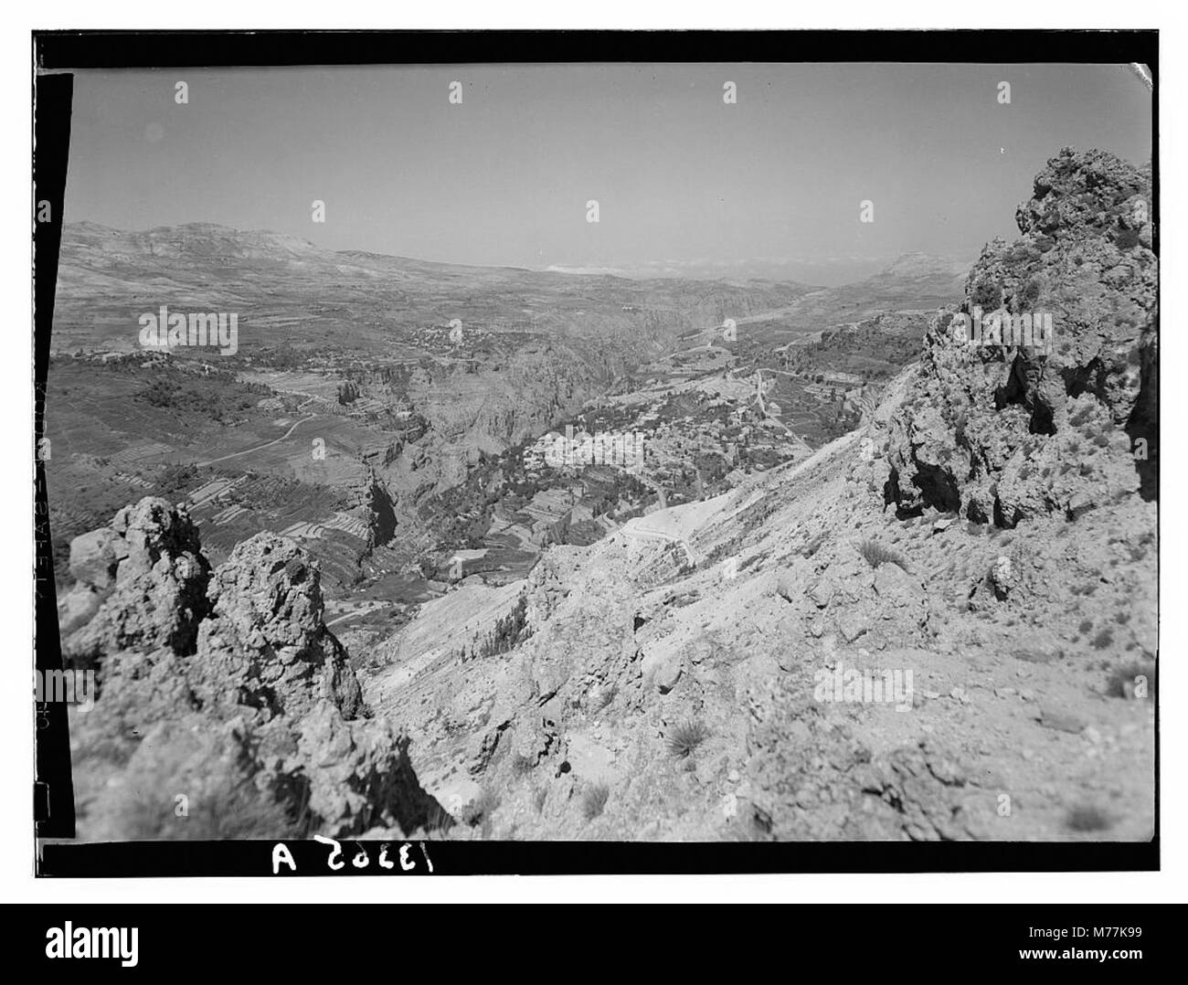 Une vue panoramique sur les gorges de Bshirh, situées à l'ouest des célèbres cèdres du Liban. Cette image met en valeur le terrain accidenté et la beauté naturelle du paysage libanais. Banque D'Images