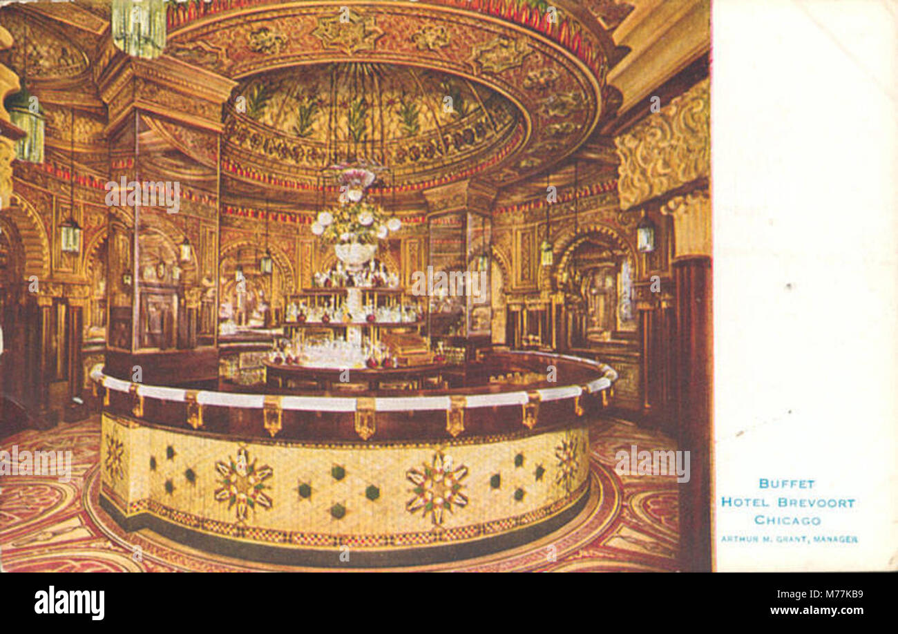 Une photographie vintage du buffet de l'Hôtel Brevoort à Chicago, géré par Arthur M. Grant. L'image capture l'élégance et le style des restaurants d'hôtel du milieu du XXe siècle. Banque D'Images