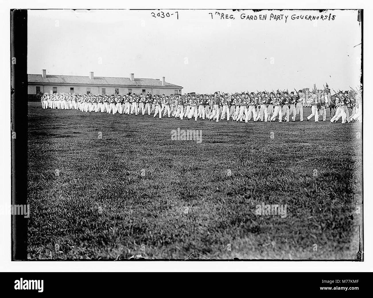 Photographie d'une fête organisée par le 7e régiment sur Governor's Island. L’événement reflète la vie sociale et la présence militaire sur l’île au XIXe siècle. Banque D'Images
