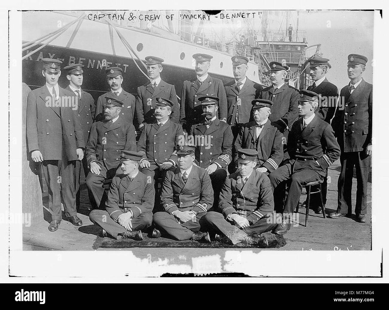 Une photographie du capitaine et de l'équipage du Mackay-Bennett, un navire célèbre pour récupérer des corps de la catastrophe du Titanic, immortalisant leurs contributions lors de cet événement historique. Banque D'Images