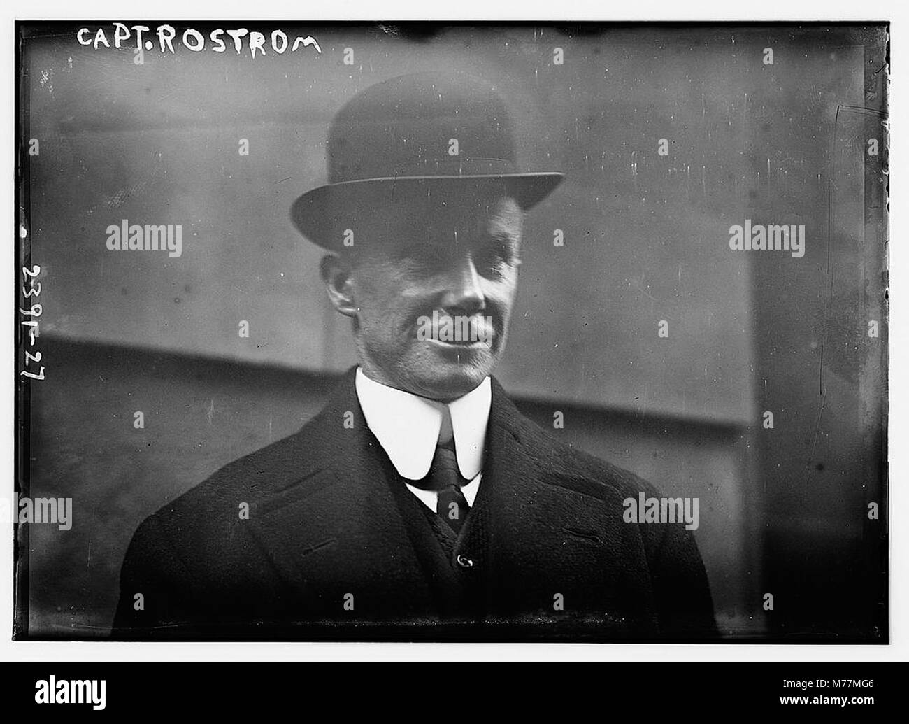 Le capitaine Arthur Henry Rostron du RMS Carpathia, connu pour ses actions héroïques dans le sauvetage des survivants du Titanic. Cette photographie illustre son leadership remarquable et sa bravoure pendant la catastrophe. Banque D'Images
