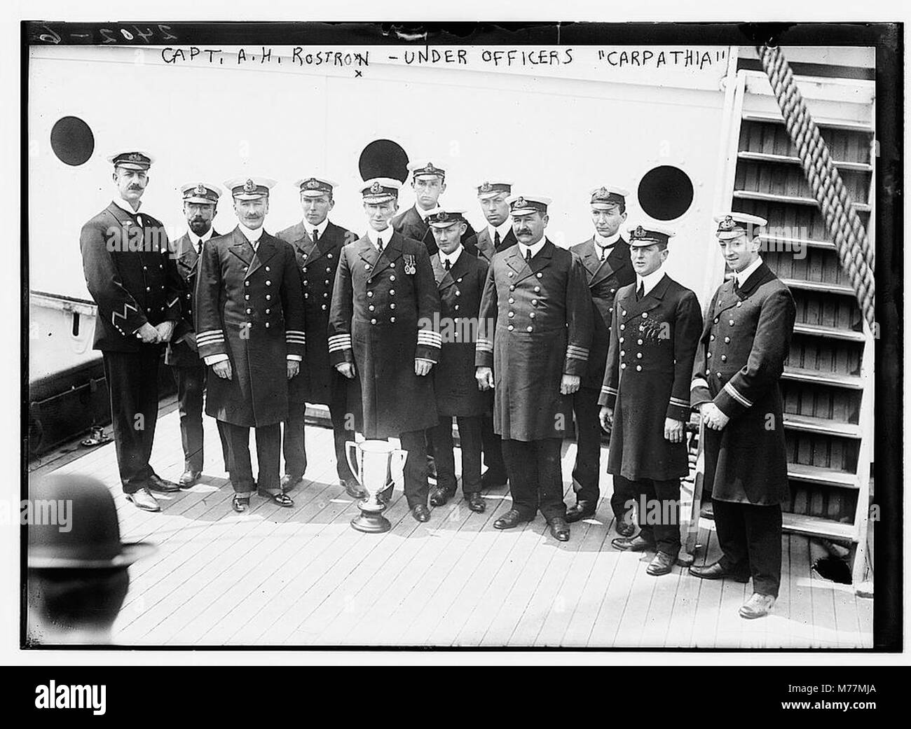 Cette image montre le capitaine Rostron et les officiers à bord du RMS Carpathia, célèbre pour avoir secouru les survivants de la catastrophe du Titanic en 1912. Banque D'Images