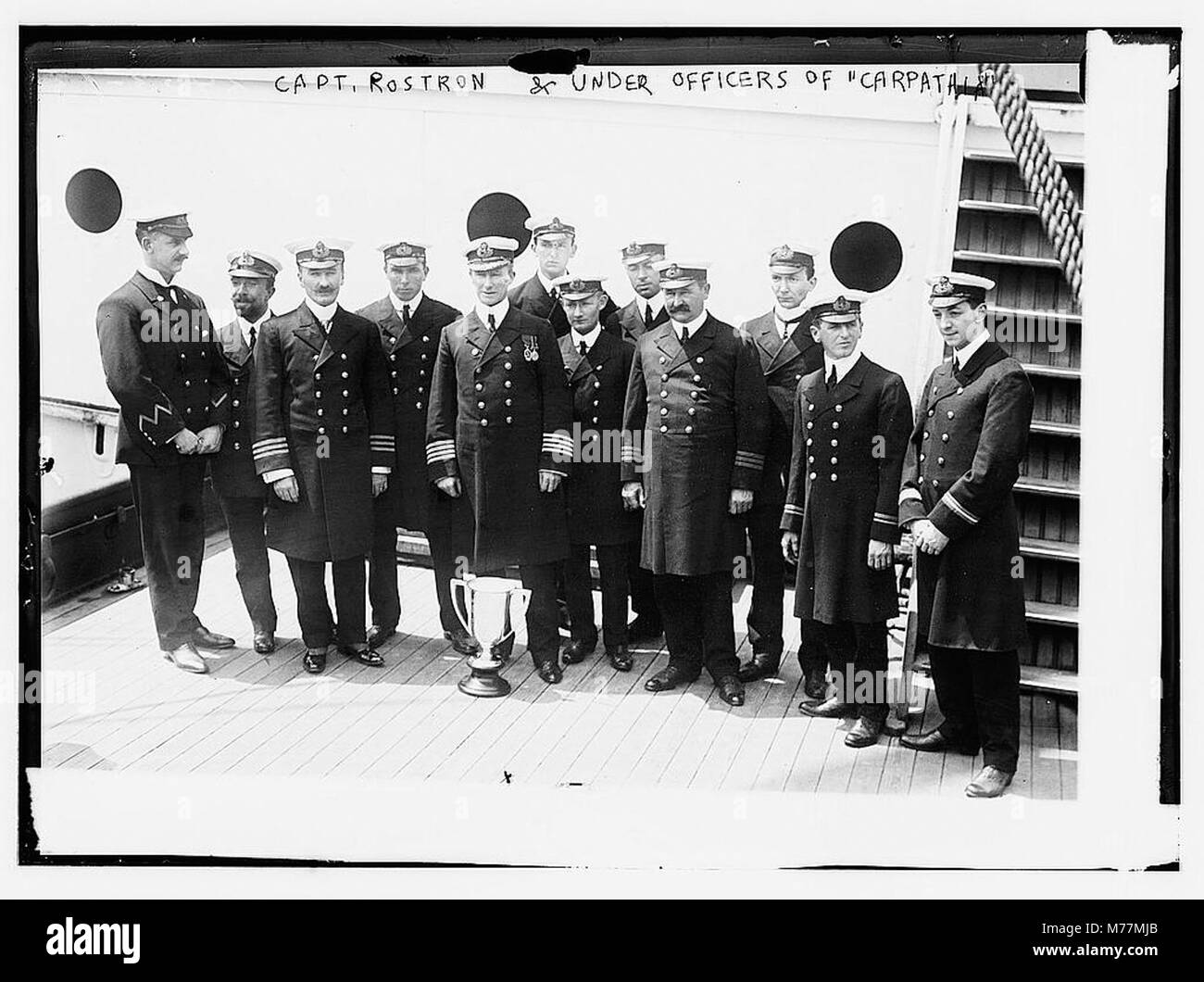 Une photographie du capitaine Rostron et des officiers à bord du RMS Carpathia, le navire qui a sauvé les survivants de la catastrophe du Titanic en 1912. Cette image met en lumière leurs actions héroïques lors de la tragédie maritime. Banque D'Images