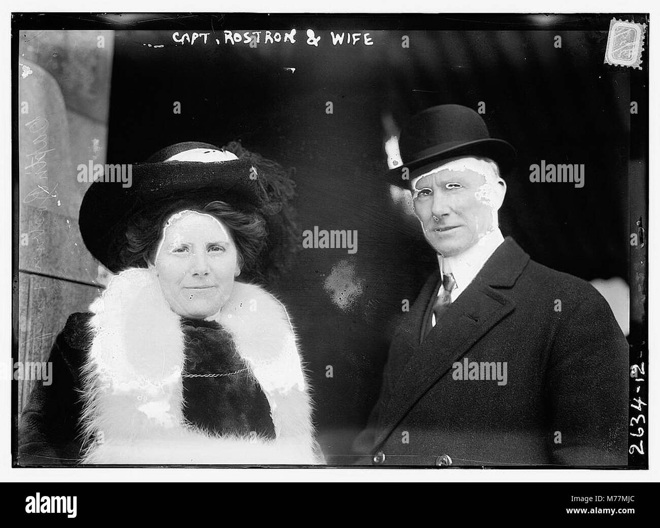 Cette image capture le Capt. Rostron et sa femme, probablement pendant un moment important de leur vie. Le Capitaine Rostron est notamment reconnu pour son rôle dans les efforts de sauvetage de la catastrophe du Titanic du RMS, un événement crucial dans l’histoire maritime. Banque D'Images