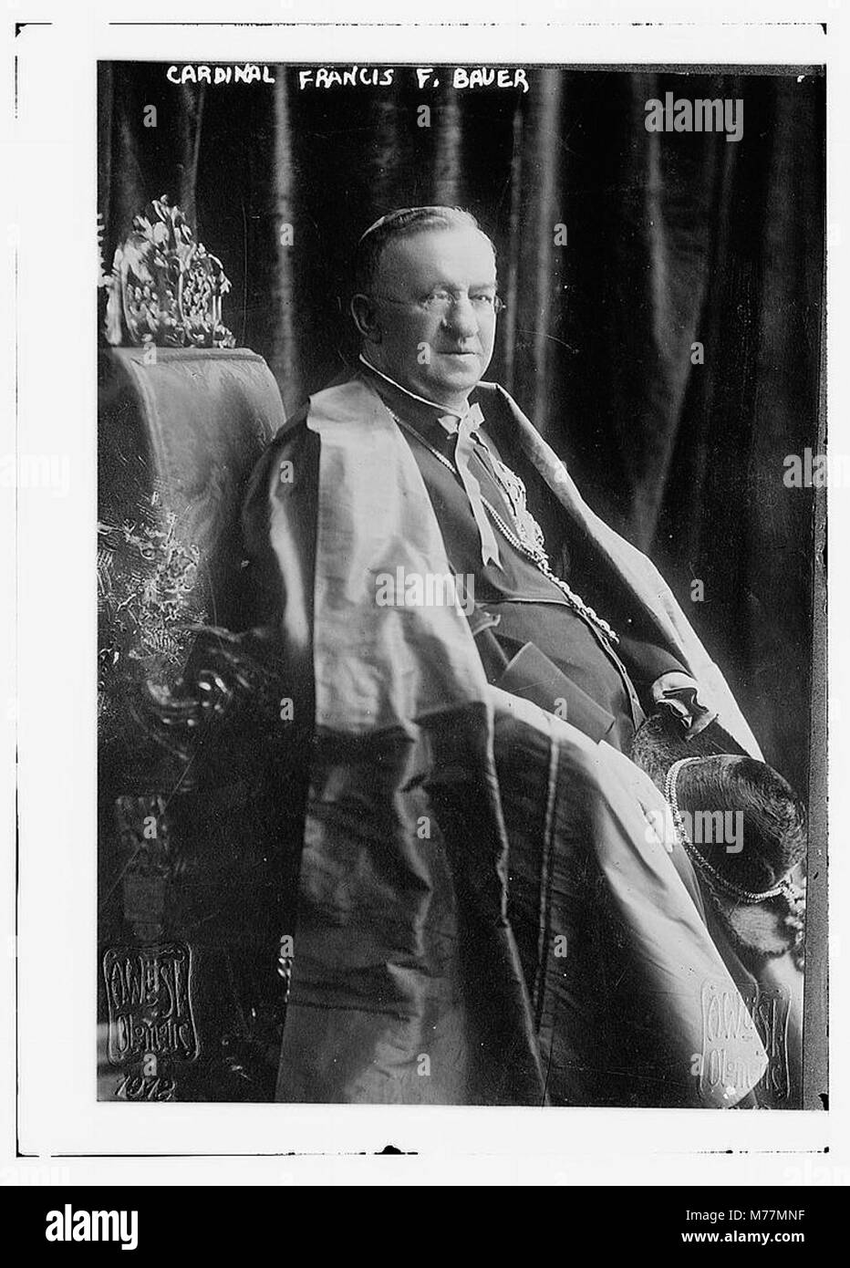 Portrait formel du cardinal Francis F. Bauer, mettant en valeur son rôle au sein de l’Église catholique et son statut de chef religieux. La photographie met en évidence ses contributions à l'église. Banque D'Images