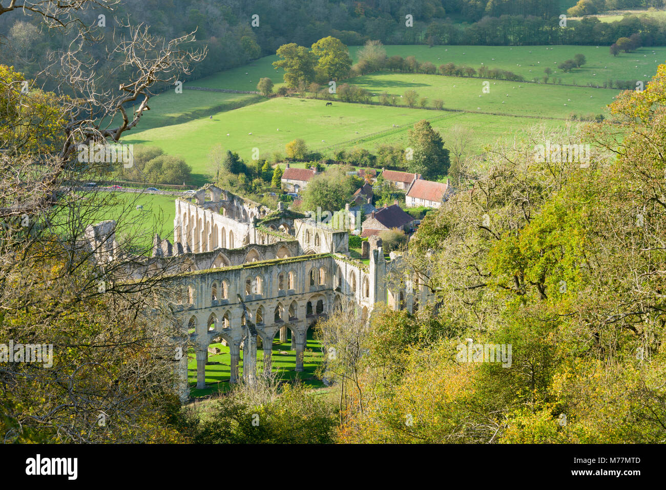 Rievaulx Abbey et remote village près de Helmsley dans le Yorkshire du Nord, Angleterre, Royaume-Uni, Europe Banque D'Images