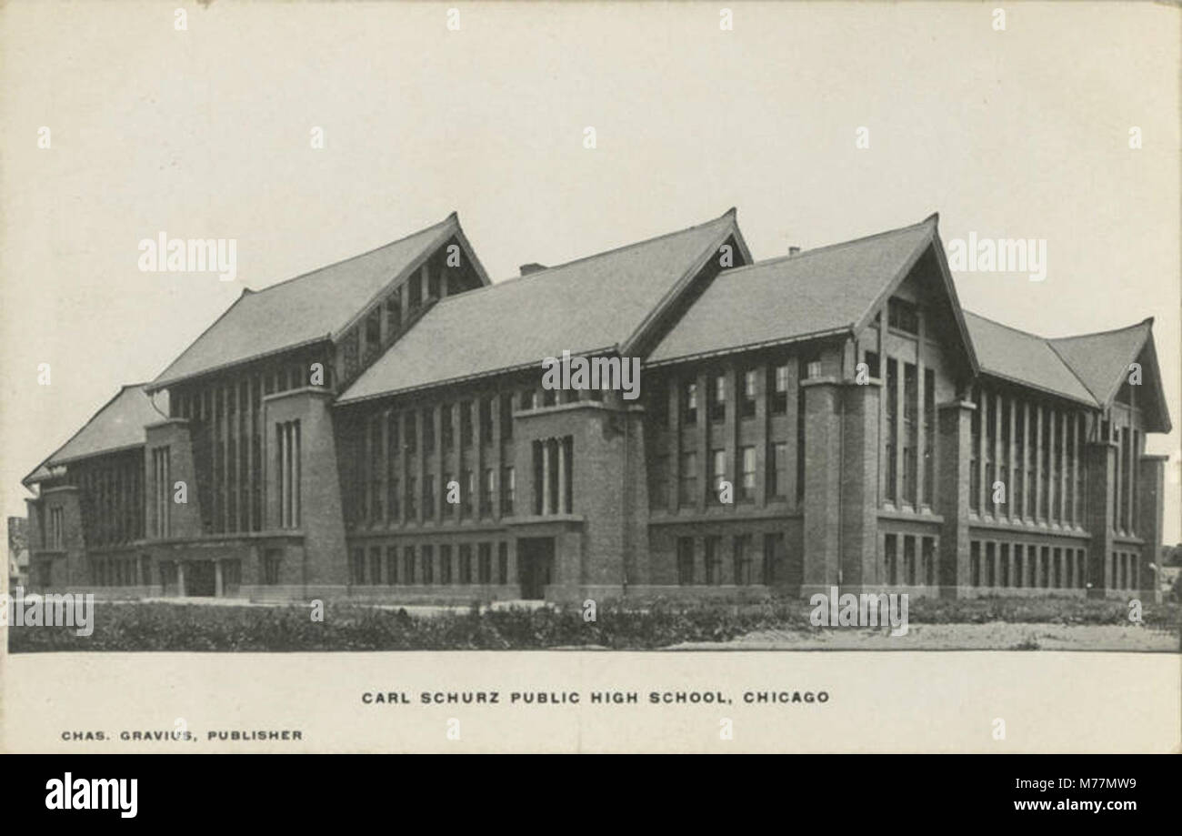 Carl Schurz public High School, situé à Chicago, est un établissement d'enseignement de premier plan. La photographie capture l'extérieur de l'école, mettant en valeur sa conception architecturale et son rôle dans la communauté locale. Banque D'Images