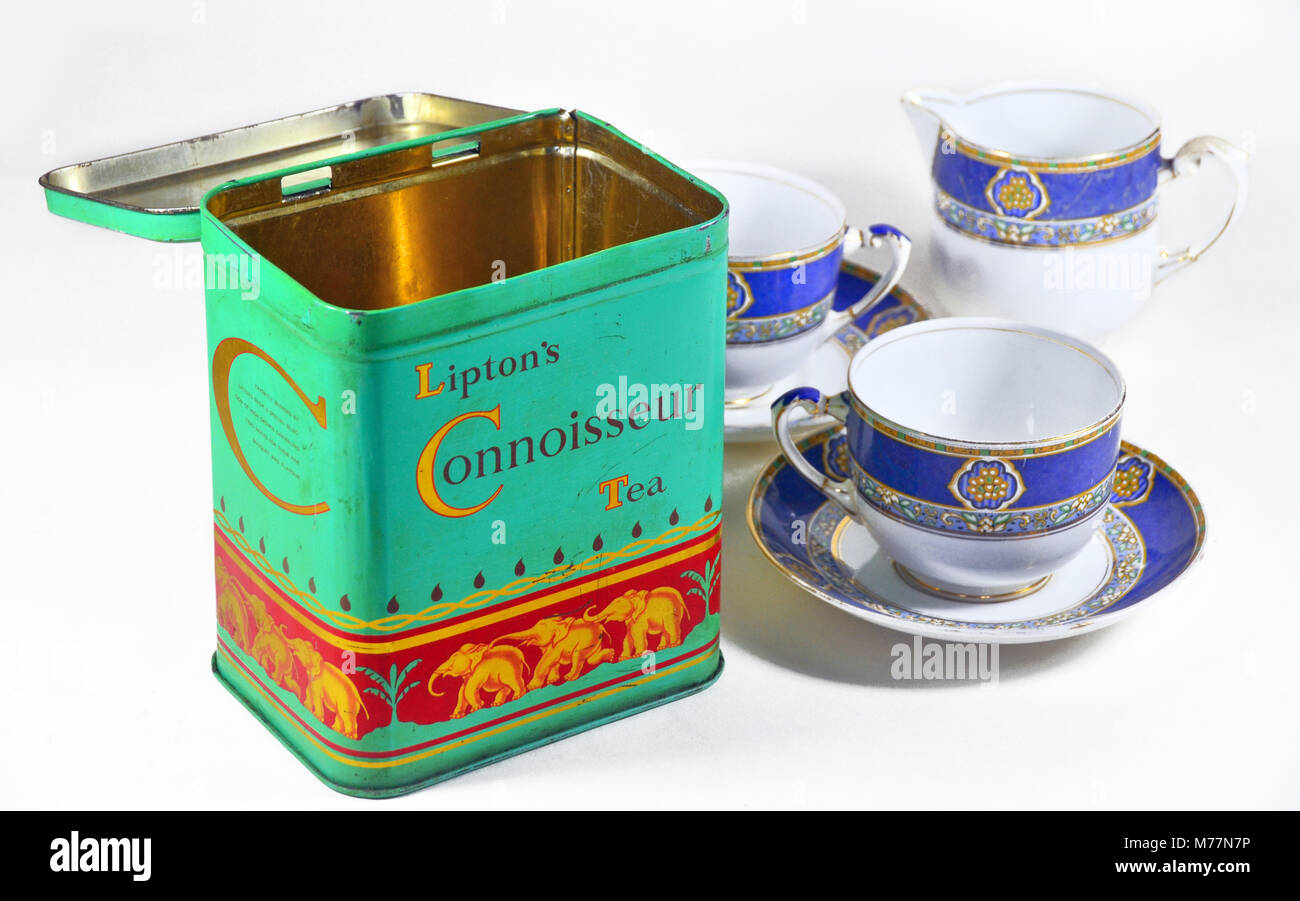 Vintage tin d'un connaisseur de Lipton thé avec les tasses et soucoupes. Banque D'Images