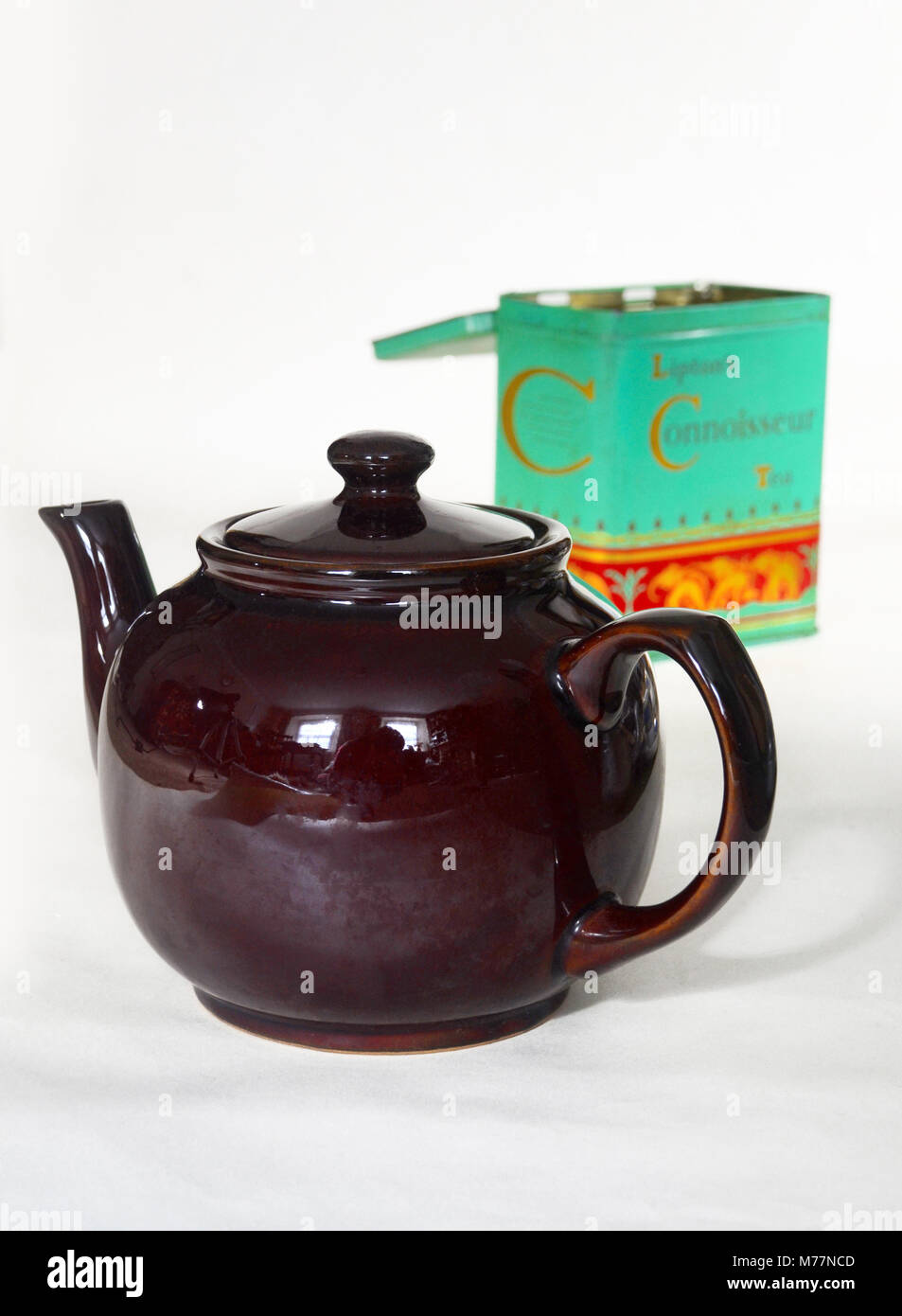 Un millésime de connaisseur d'étain de Lipton thé théière en céramique. Banque D'Images
