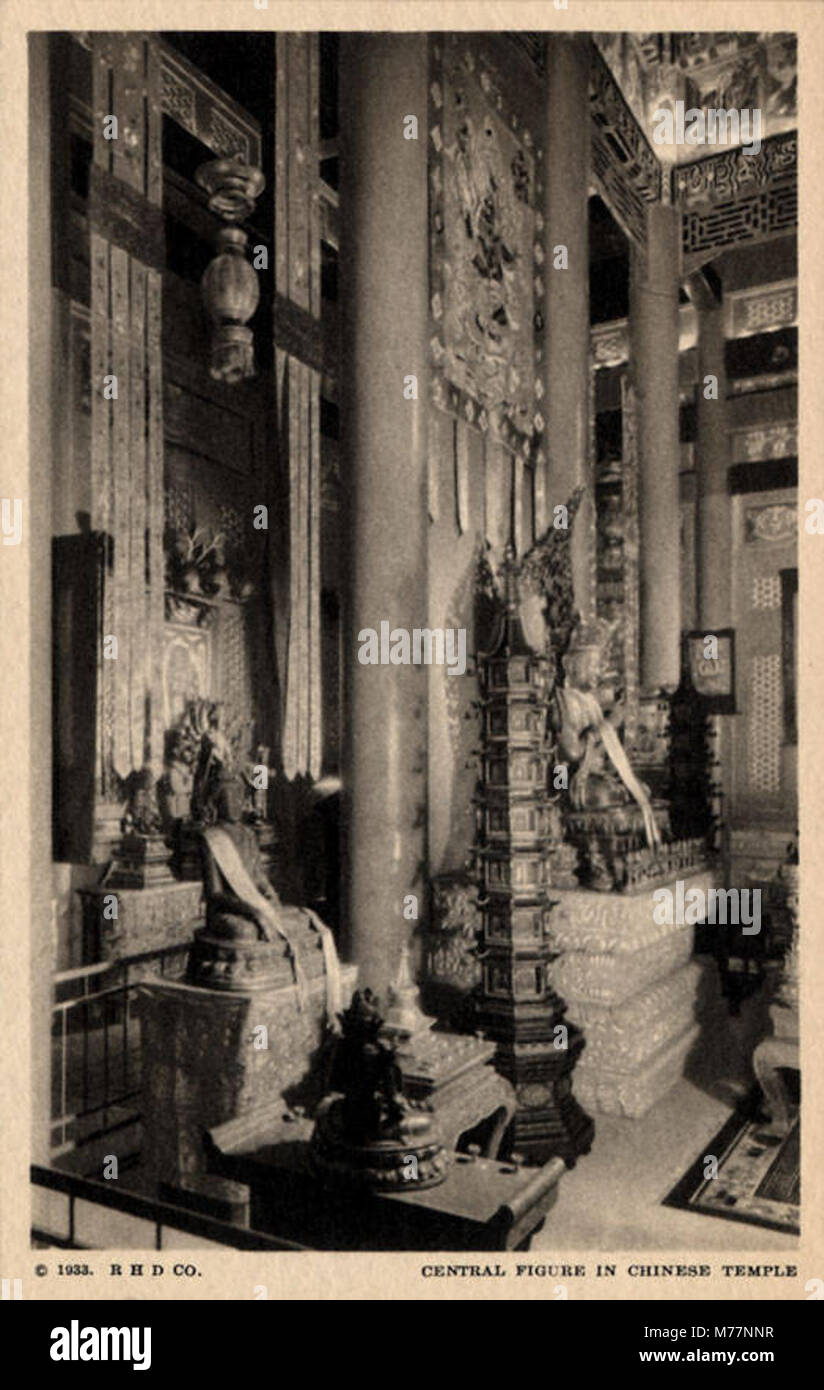 Cette image représente la figure centrale dans un temple chinois, représentant probablement une divinité ou une figure religieuse importante. La photographie met en valeur les détails complexes de l'architecture et de la sculpture du temple. Banque D'Images