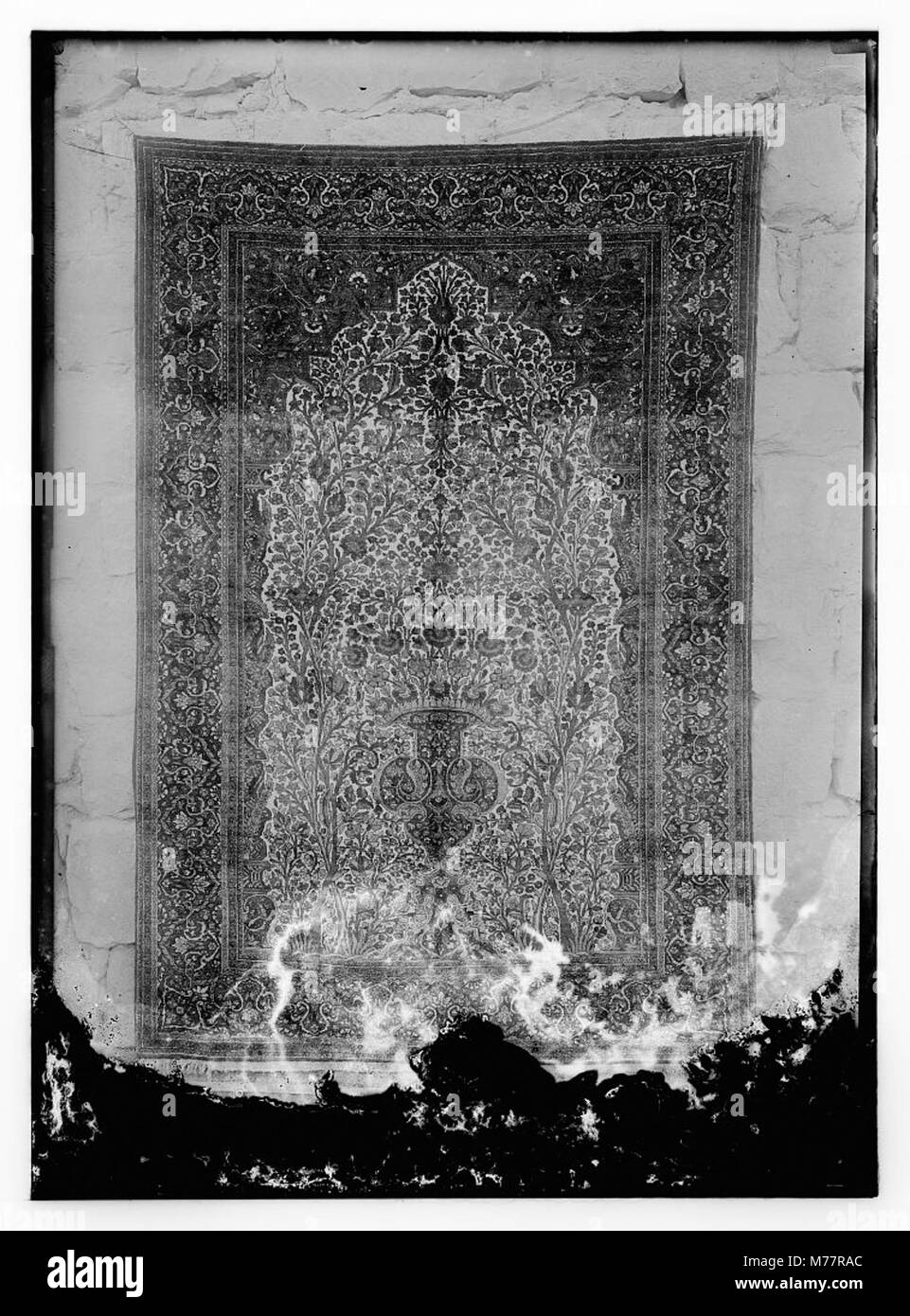 Cette image présente une sélection de tapis orientaux finement travaillés, connus pour leurs conceptions complexes et leur signification culturelle. Ces tapis représentent l'art textile traditionnel de diverses régions. Banque D'Images