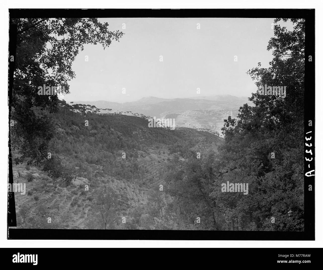 Cette photographie montre la maison de montagne Chouer, avec des vues prises depuis son porche pendant l'après-midi et le soir. Il offre un aperçu de l'environnement serein et le style de vie de la région. Banque D'Images