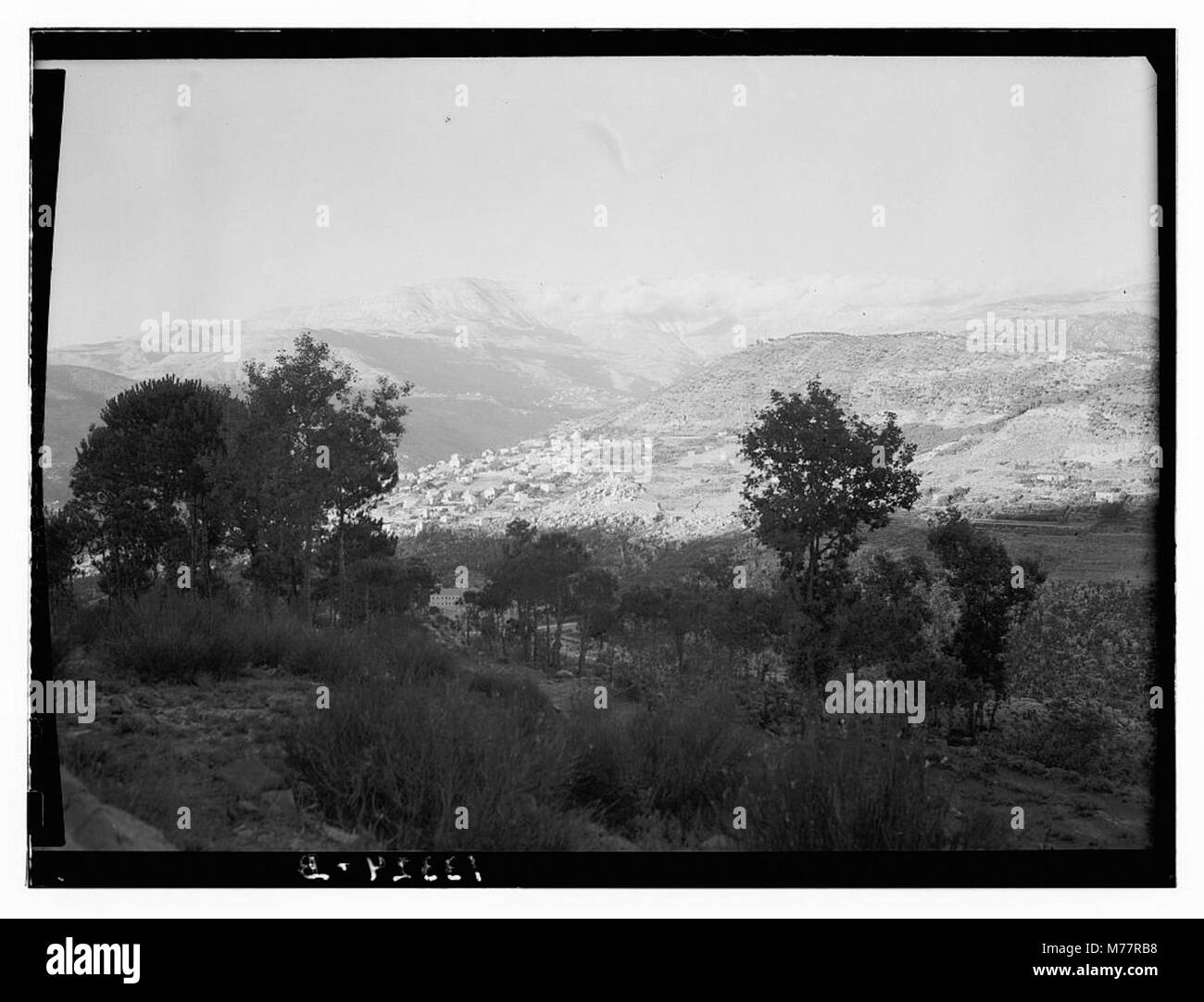 Cette photographie montre la maison de montagne de Chouer et la vue depuis inspiration point, avec le mont Sunnin au loin. La scène capture la beauté naturelle du paysage de la région. Banque D'Images