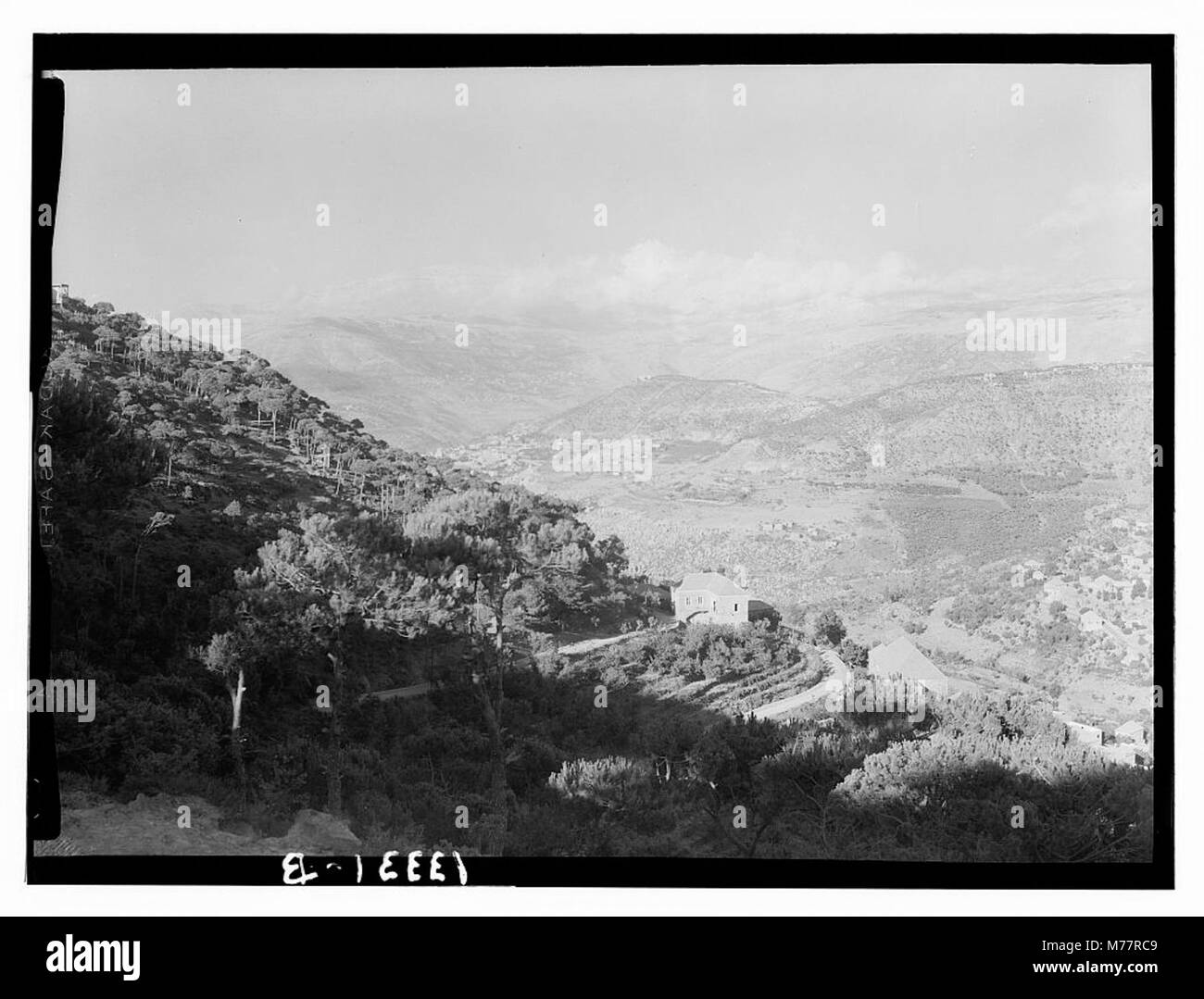 Une photographie de la vallée de Chouer, prise depuis D'Hour-es-Chouer, montrant la descente vers Chouer Mountain House. L'image met en évidence le paysage dramatique et les caractéristiques géographiques de cette région au Liban. Banque D'Images