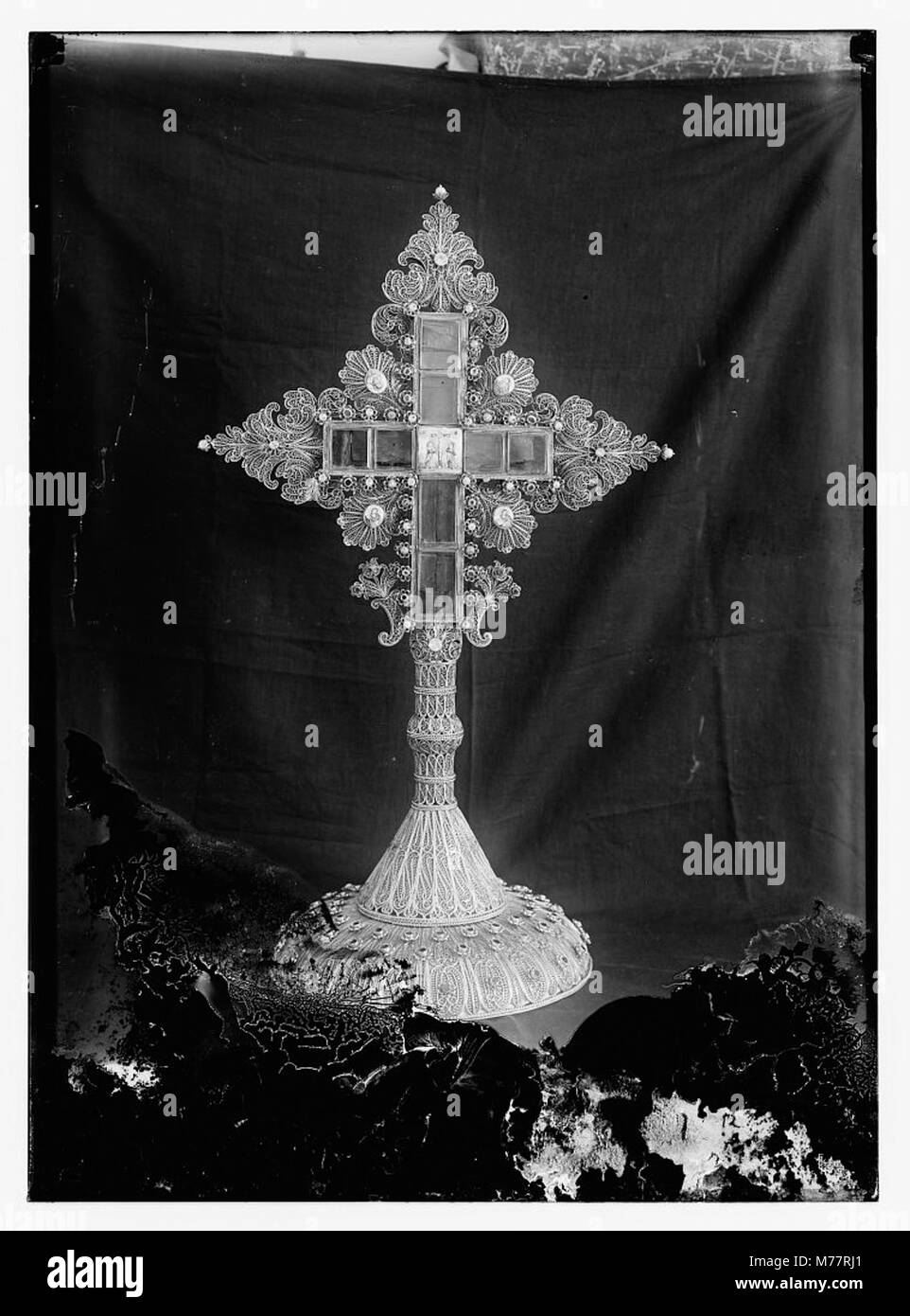 L'église du Saint-Sépulcre à Jérusalem, connue pour sa signification religieuse, présente des croix complexes ornées de bijoux. Cette photographie capture les aspects artistiques et sacrés de l'église, importants pour le patrimoine chrétien. Banque D'Images