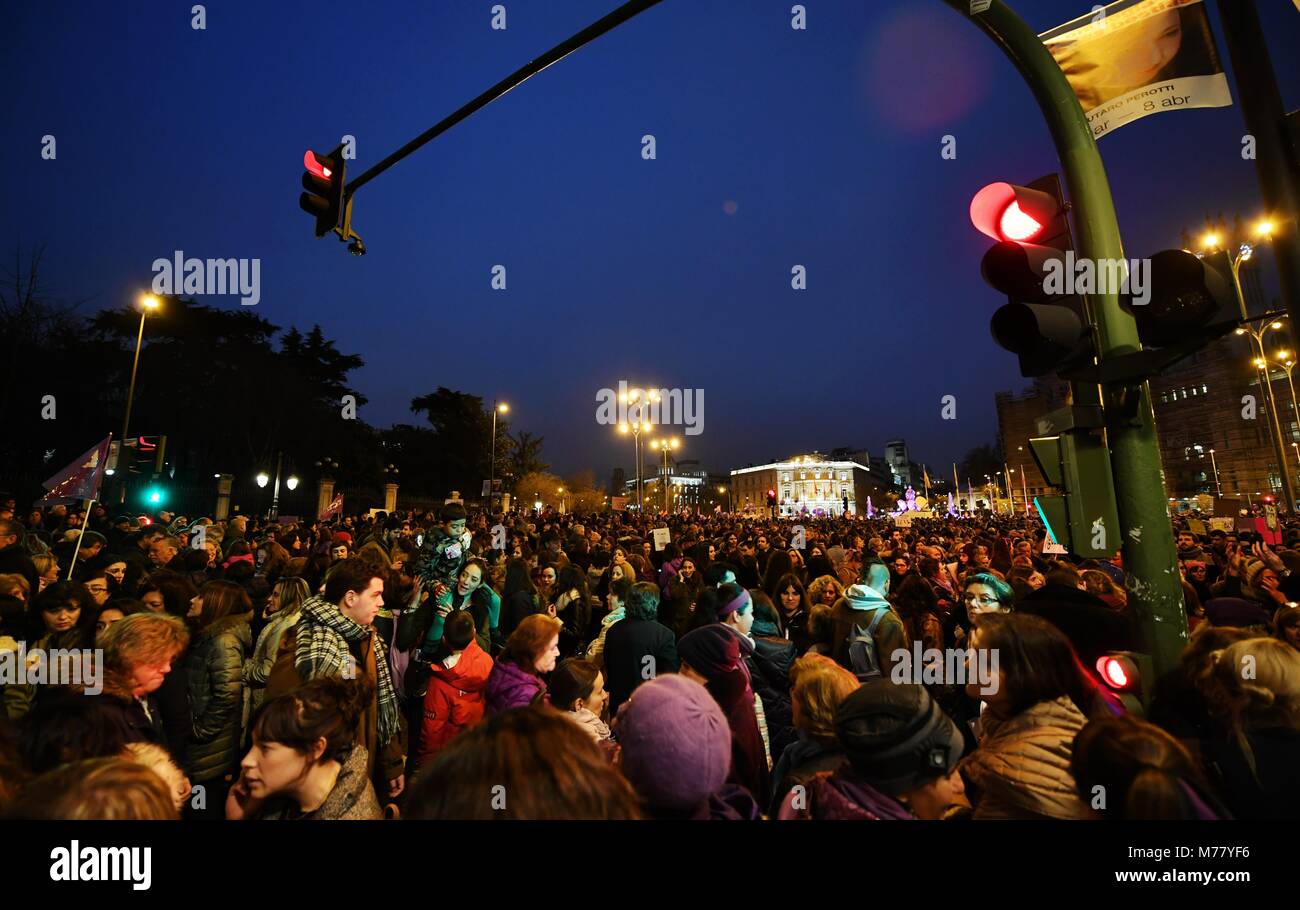 Madrid, Espagne. Mar 8, 2018. Les gens participent à la manifestation de la Journée internationale des femmes à Madrid, Espagne, le 8 mars 2018. La féministe la grève pour la défense des droits des femmes tant dans les lieux de travail et de la société a eu lieu en Espagne le jeudi pour coïncider avec la Journée internationale de la femme. Credit : Guo Qiuda/Xinhua/Alamy Live News Banque D'Images