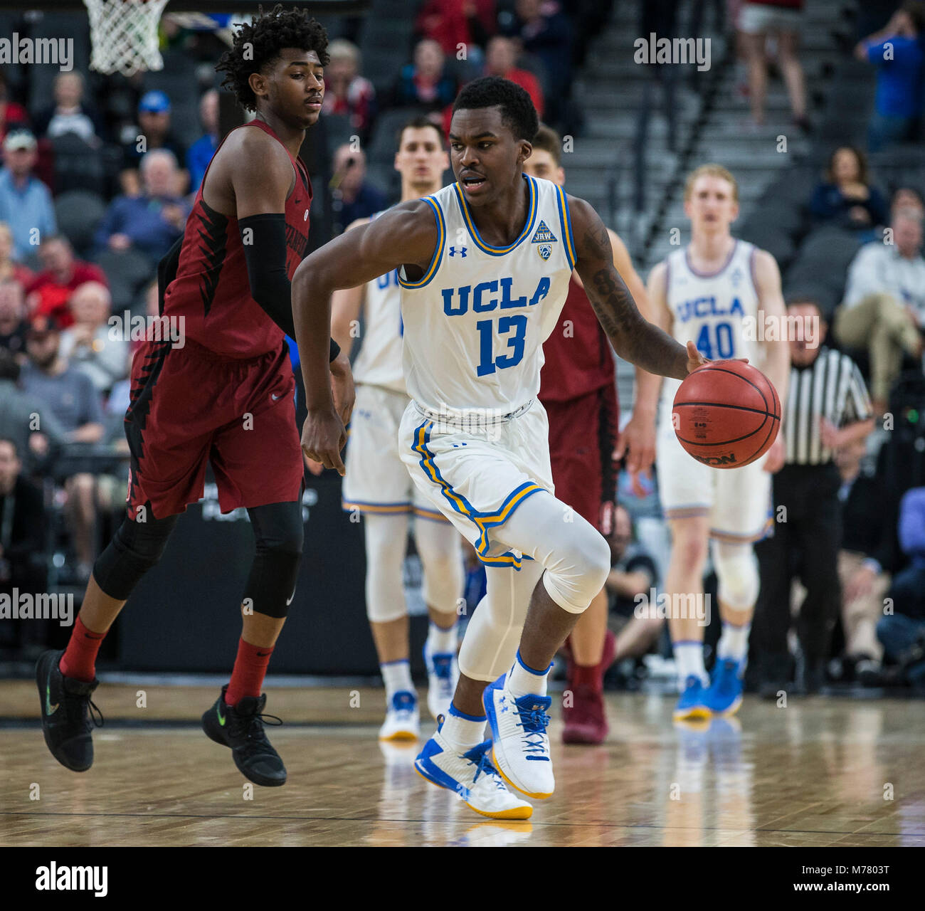 Mar 08 2018 Las Vegas, NV, États-Unis d'UCLA Bruins guard Kris Wilkes (13) ont obtenu 9 points de route vers le panier au cours de la CIP 12 NCAA Men's Basket-ball tournoi entre Stanford Cardinal 88-77 win et à l'UCLA Bruins T Mobile Arena de Las Vegas, NV. James Thurman/CSM Banque D'Images