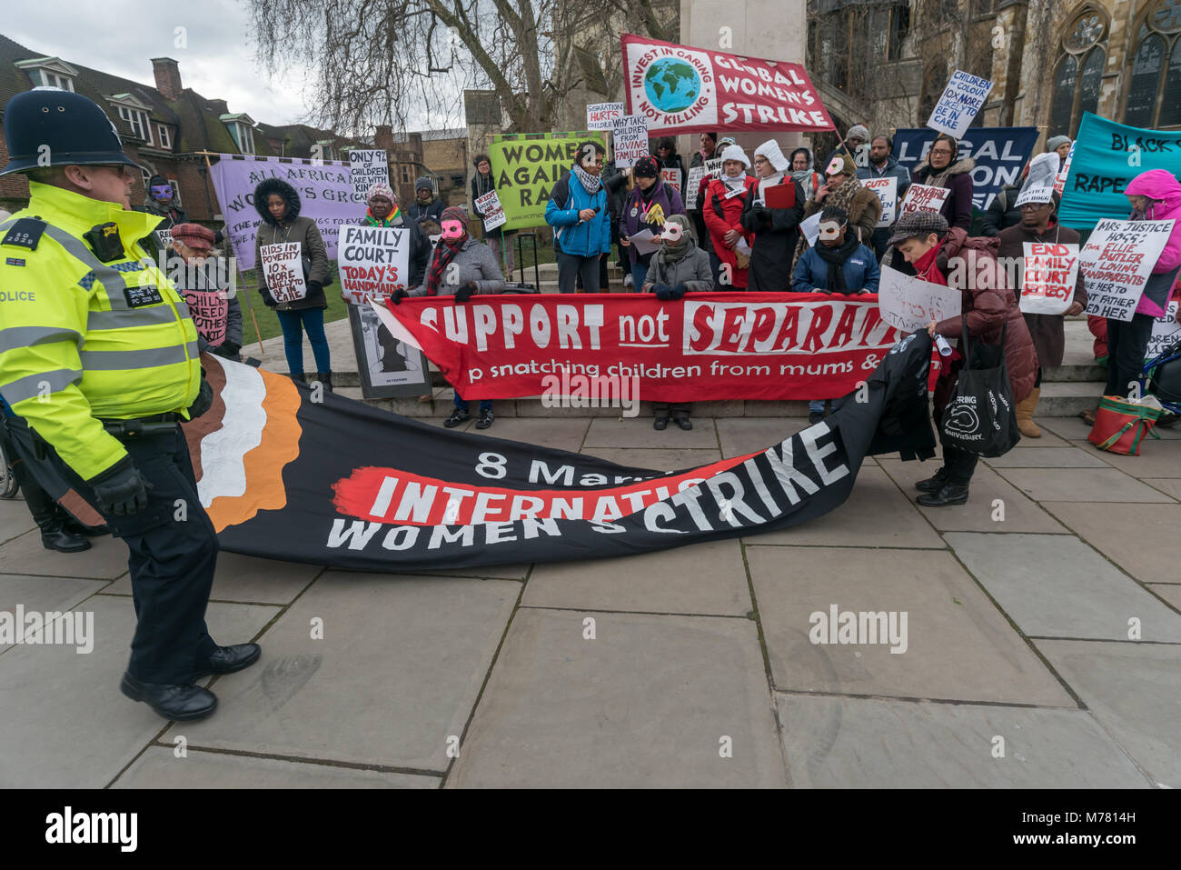 Londres, Royaume-Uni. 8 mars 2018. Un agent de police a été envoyé par bâton noir pour arrêter la Grève mondiale des femmes procès simulé de la Cour de la famille dans une journée internationale des femmes manifestation devant le Parlement, mais n'a trouvé qu'ils avaient l'autorisation nécessaire pour contenir la protestation et l'utilisation d'un mégaphone. Parmi les intervenants figuraient les mères qui ont eu des enfants injustement supprimées et d'autres qui ont lu les commentaires faits choquants en cour par les juges. Le Royaume-Uni a le plus haut taux d'adoptions en Europe, presque tous sans le consentement de leur famille de naissance. Dans certains quartiers populaires, 50  % des enfants sont renvoyés aux services sociaux et tha Banque D'Images