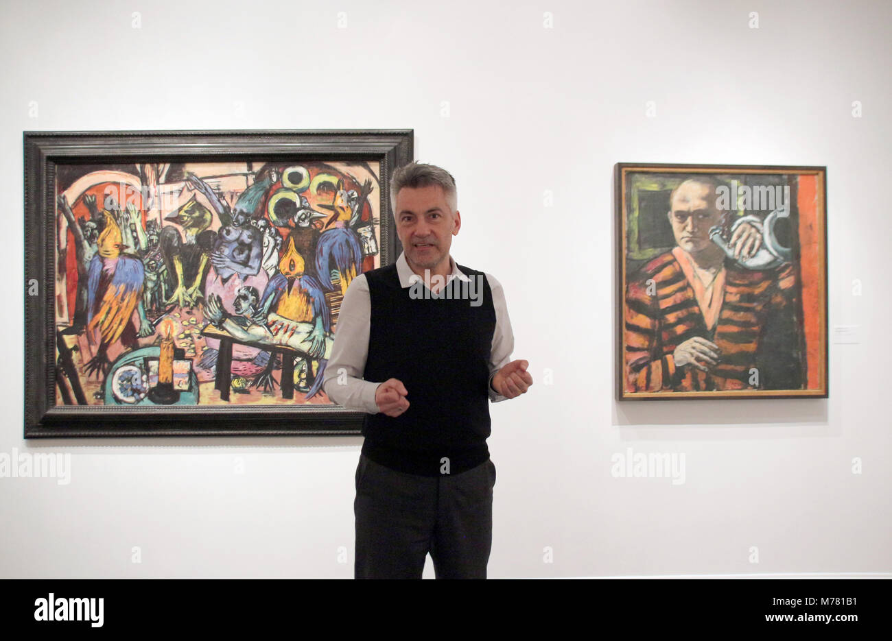 06 mars 2018, Etats-Unis, New York City : Conservateur Olaf Peters se tient entre deux peintures de Max Beckmann, Hell' "Oiseaux" (l) et "Autoportrait avec corne', qui sont exposées dans l'exposition 'Avant la chute : l'art allemand et autrichien des années 30' dans la Neue Galerie New York. Photo : Christina Horsten/dpa Banque D'Images