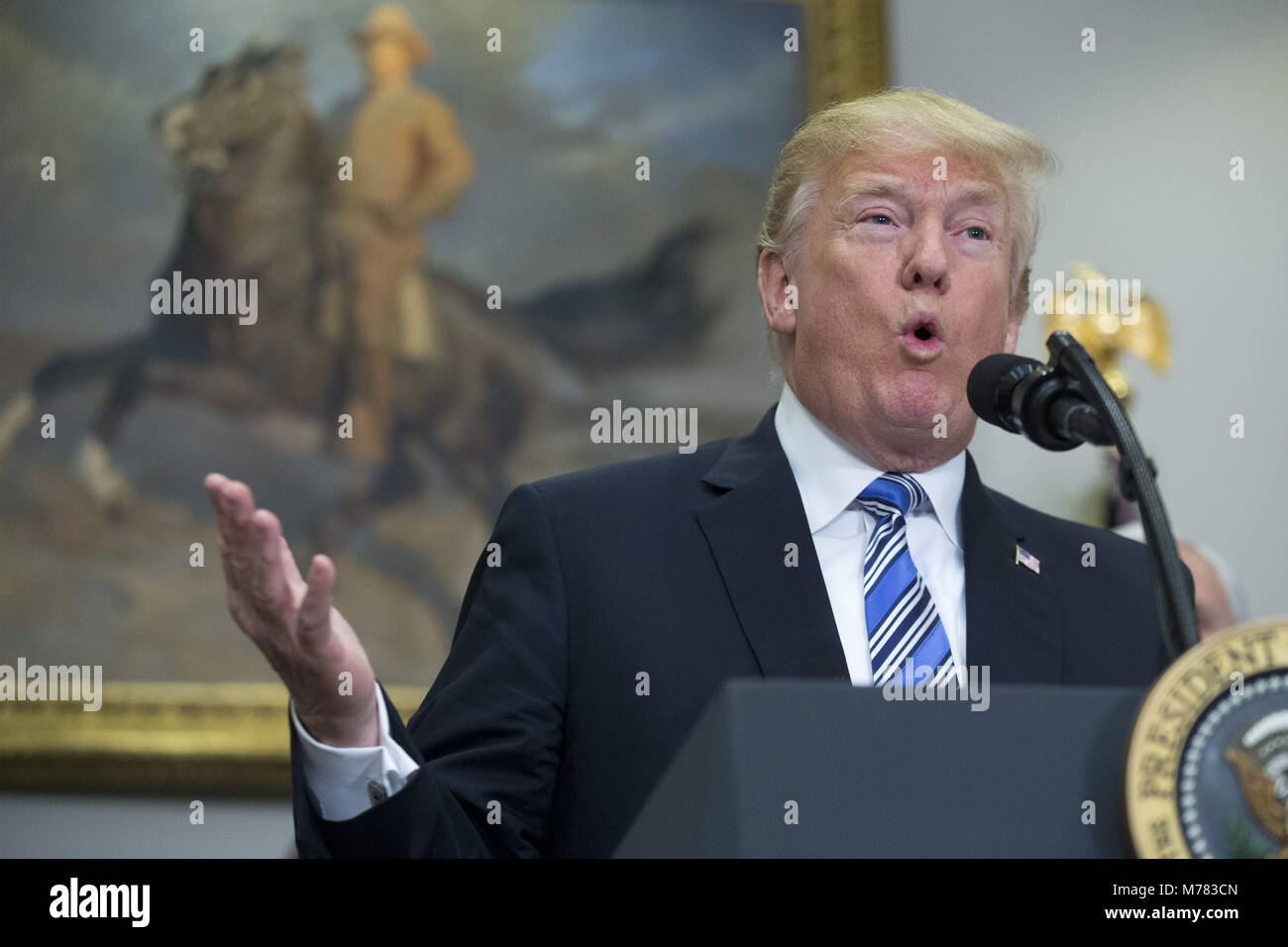 Washington, District de Columbia, Etats-Unis. Mar 8, 2018. Le président Donald J. Trump prononce une allocution avant la signature d'une déclaration présidentielle sur l'acier et l'aluminium dans les tarifs douaniers, Roosevelt Room de la Maison Blanche. Le président Trump est l'imposition de droits de douane sur les importations d'acier et d'aluminium. La décision d'imposer des tarifs douaniers sur le Canada ou le Mexique ne sera pas décidé jusqu'à ce que les négociations sur l'Accord de libre-échange nord-américain (ALENA). Crédit : Michael Reynolds/CNP/ZUMA/Alamy Fil Live News Banque D'Images