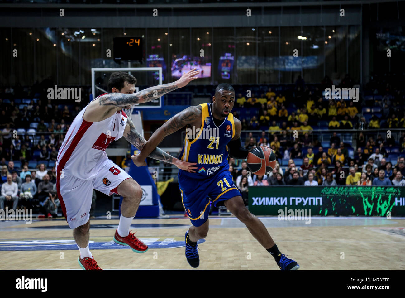 Moscou, dans la région de Moscou, Russie. Mar 8, 2018. James Anderson, # 21 de Khimki Moscou durs au panier contre Vladimir Micov, # 5 d'Armani Milan au cours de la Turkish Airlines Euroleague 2017-2018 Saison régulière 25 Ronde match entre Khimki Moscou et AX Armani Exchange Olimpia Milan. AX Armani Exchange Olimpia Milan a gagné 77-86 sur la route plus de Khimki Moscow Region à l'arène 1,89. Crédit : Nicolas Muller SOPA/Images/ZUMA/Alamy Fil Live News Banque D'Images