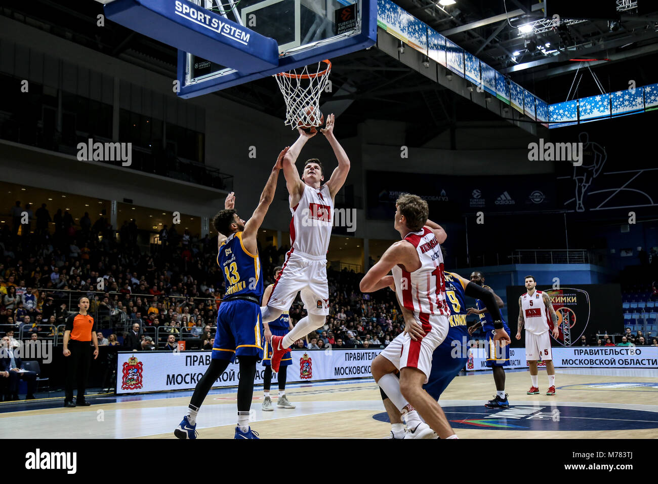 Moscou, dans la région de Moscou, Russie. Mar 8, 2018. Arturas Gudaitis # 77 va jusqu'à un tir contre Moscou Moscow defender # 13 Anthony Gill lors de la Turkish Airlines Euroleague 2017-2018 Saison régulière 25 Ronde match entre Khimki Moscou et AX Armani Exchange Olimpia Milan. AX Armani Exchange Olimpia Milan a gagné 77-86 sur la route plus de Khimki Moscow Region à l'arène 1,89. Crédit : Nicolas Muller SOPA/Images/ZUMA/Alamy Fil Live News Banque D'Images