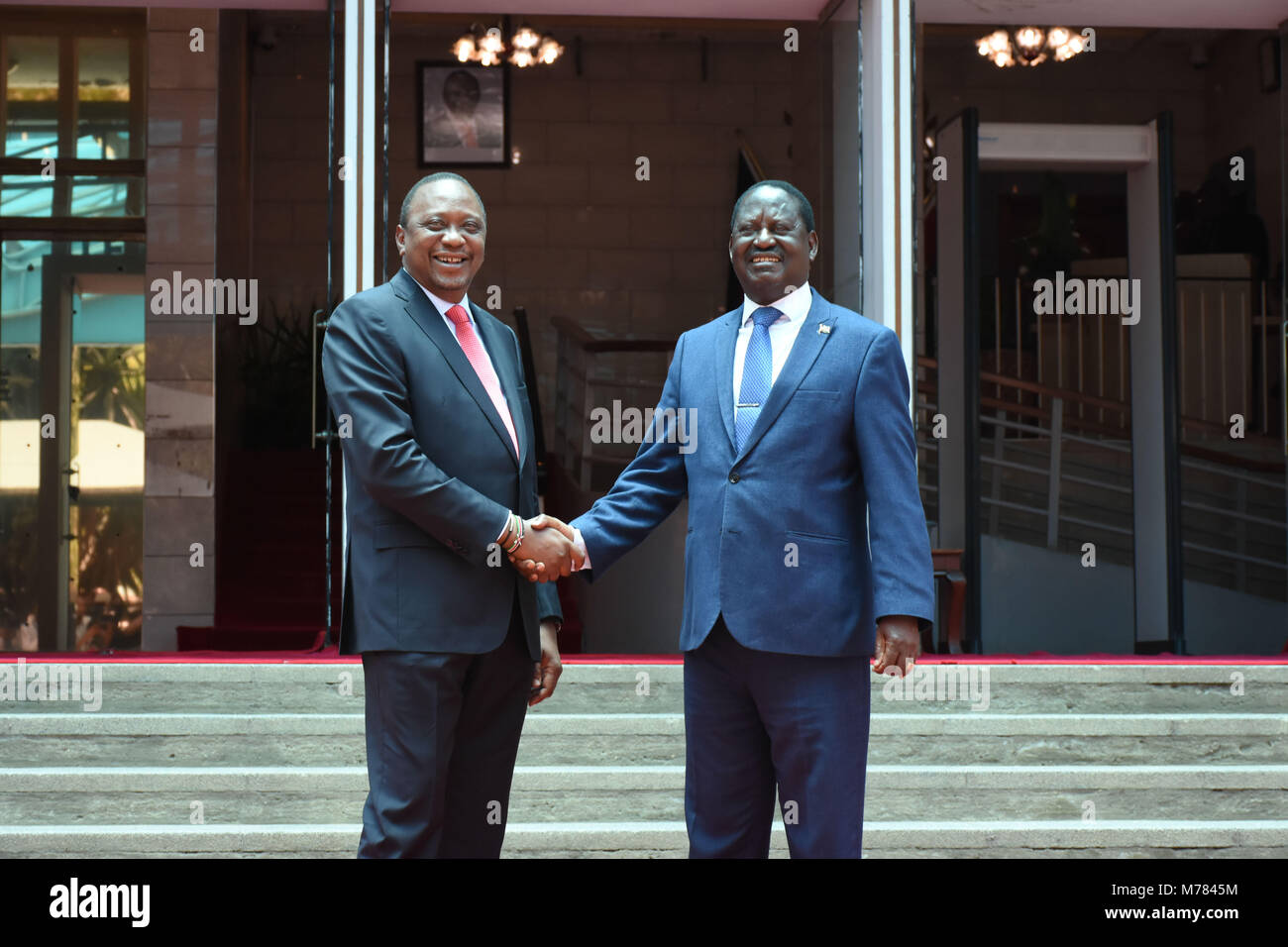 Nairobi, Kenya. Mar 9, 2018. Le Président kenyan Uhuru Kenyatta (L), serre la main avec Raila Odinga à Nairobi, capitale du Kenya, le 9 mars 2018. Le Président kenyan Uhuru Kenyatta le vendredi a eu des entretiens avec le dirigeant de l'opposition Raila Odinga et a promis de mettre le pays sur la voie de la guérison et de la réconciliation après une période électorale tendue. Credit : Seth Emmanuel/Xinhua/Alamy Live News Banque D'Images