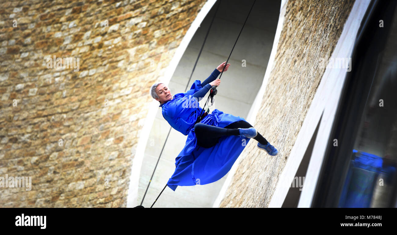 Oxford, UK. Mar 9, 2018. Dancin' Oxford gravité et légèreté de l'échelle d'Oxford façade de neuf Centre Commercial Westgate dans un petit aperçu de leurs performances pour Dancin'Oxford ce weekend. ( 10 mars 2018 au 11 mars 2018. Samedi 12h10, 13h30, 3h00 Dimanche 12h30, 2h00) Richard Cave 09.03.18 Crédit : TCC/Alamy Live News Banque D'Images