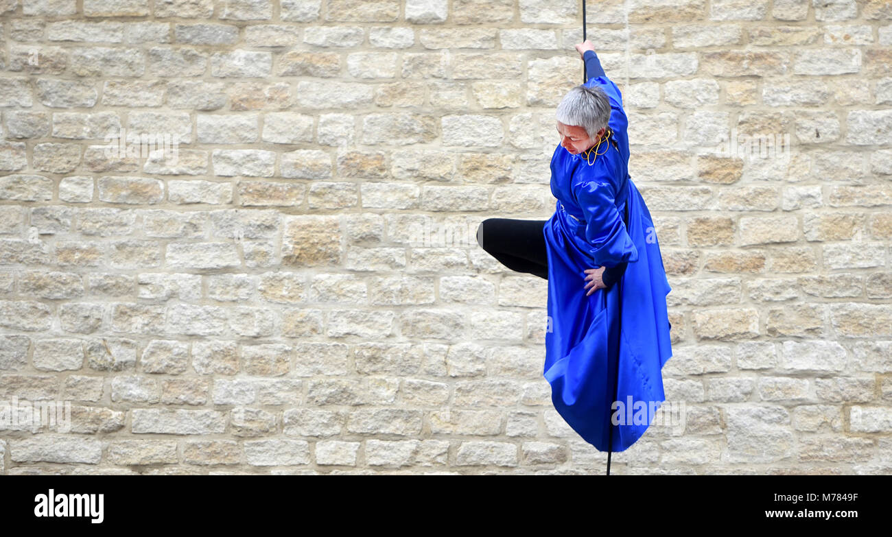 Oxford, UK. Mar 9, 2018. Dancin' Oxford gravité et légèreté de l'échelle d'Oxford façade de neuf Centre Commercial Westgate dans un petit aperçu de leurs performances pour Dancin'Oxford ce weekend. ( 10 mars 2018 au 11 mars 2018. Samedi 12h10, 13h30, 3h00 Dimanche 12h30, 2h00) Richard Cave 09.03.18 Crédit : TCC/Alamy Live News Banque D'Images