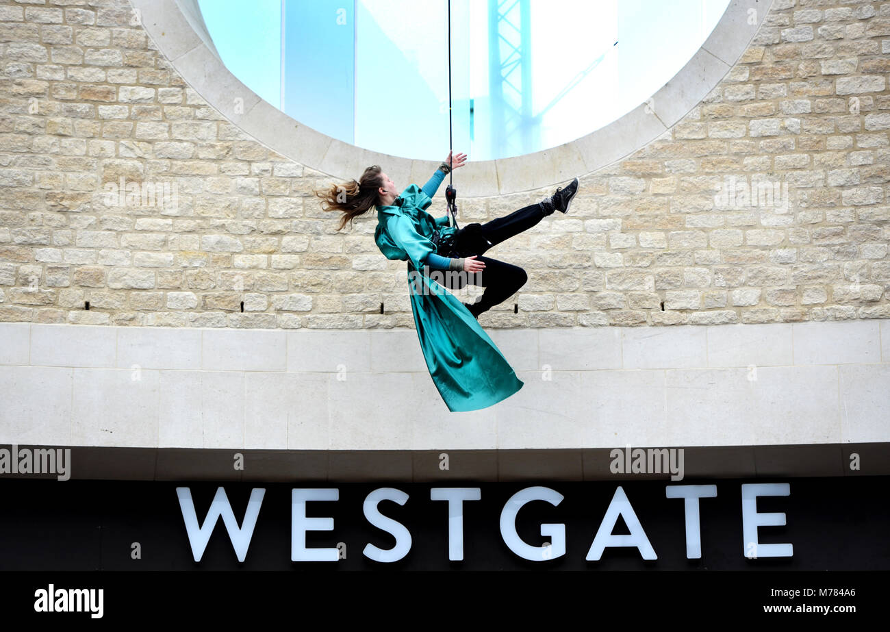 Oxford, UK. Mar 9, 2018. Dancin' Oxford gravité et légèreté de l'échelle d'Oxford façade de neuf Centre Commercial Westgate dans un petit aperçu de leurs performances pour Dancin'Oxford ce weekend. ( 10 mars 2018 au 11 mars 2018. Samedi 12h10, 13h30, 3h00 Dimanche 12h30, 2h00) Richard Cave 09.03.18 Crédit : TCC/Alamy Live News Banque D'Images