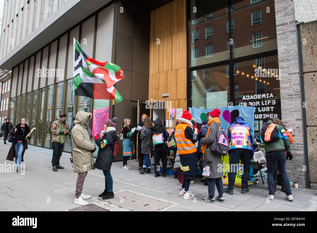 Londres, Royaume-Uni. 8 mars, 2018. Des militants de corps politique, un groupe qui laisse entendre que le corps devrait être récupérée comme un espace de lutte politique, faire preuve de solidarité avec les membres de l'UCU frappant à l'extérieur de l'UCL Bartlett School of Architecture. De nombreux membres de l'enseignement supérieur UCU font grève en raison des changements à leur régime de pension et USS certains autres membres de l'UCU l'éducation sont en grève pour un salaire juste. Credit : Mark Kerrison/Alamy Live News Banque D'Images