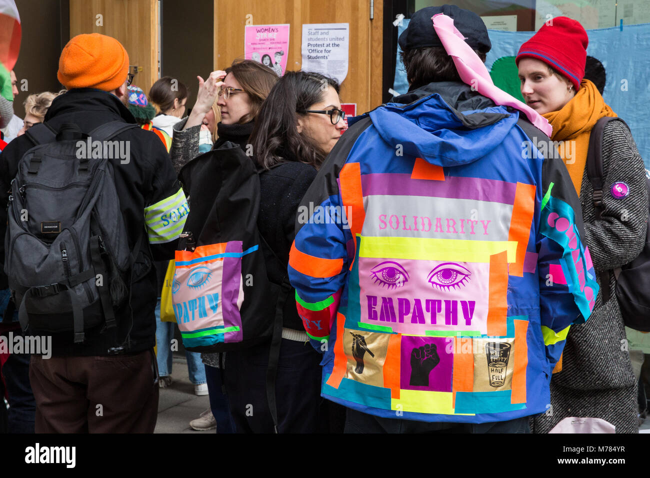 Londres, Royaume-Uni. 8 mars, 2018. Des militants de corps politique, un groupe qui laisse entendre que le corps devrait être récupérée comme un espace de lutte politique, faire preuve de solidarité avec les membres de l'UCU frappant à l'extérieur de l'UCL Bartlett School of Architecture. De nombreux membres de l'enseignement supérieur UCU font grève en raison des changements à leur régime de pension et USS certains autres membres de l'UCU l'éducation sont en grève pour un salaire juste. Credit : Mark Kerrison/Alamy Live News Banque D'Images