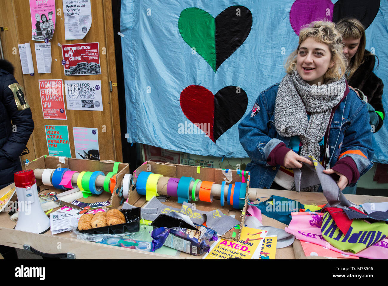 Londres, Royaume-Uni. 8 mars, 2018. Des militants de corps politique, un groupe qui laisse entendre que le corps devrait être récupérée comme un espace de lutte politique, faire preuve de solidarité avec les membres de l'UCU frappant à l'extérieur de l'UCL Bartlett School of Architecture. De nombreux membres de l'enseignement supérieur UCU font grève en raison des changements à leur régime de pension et USS certains autres membres de l'UCU l'éducation sont en grève pour un salaire juste. Credit : Mark Kerrison/Alamy Live News Banque D'Images