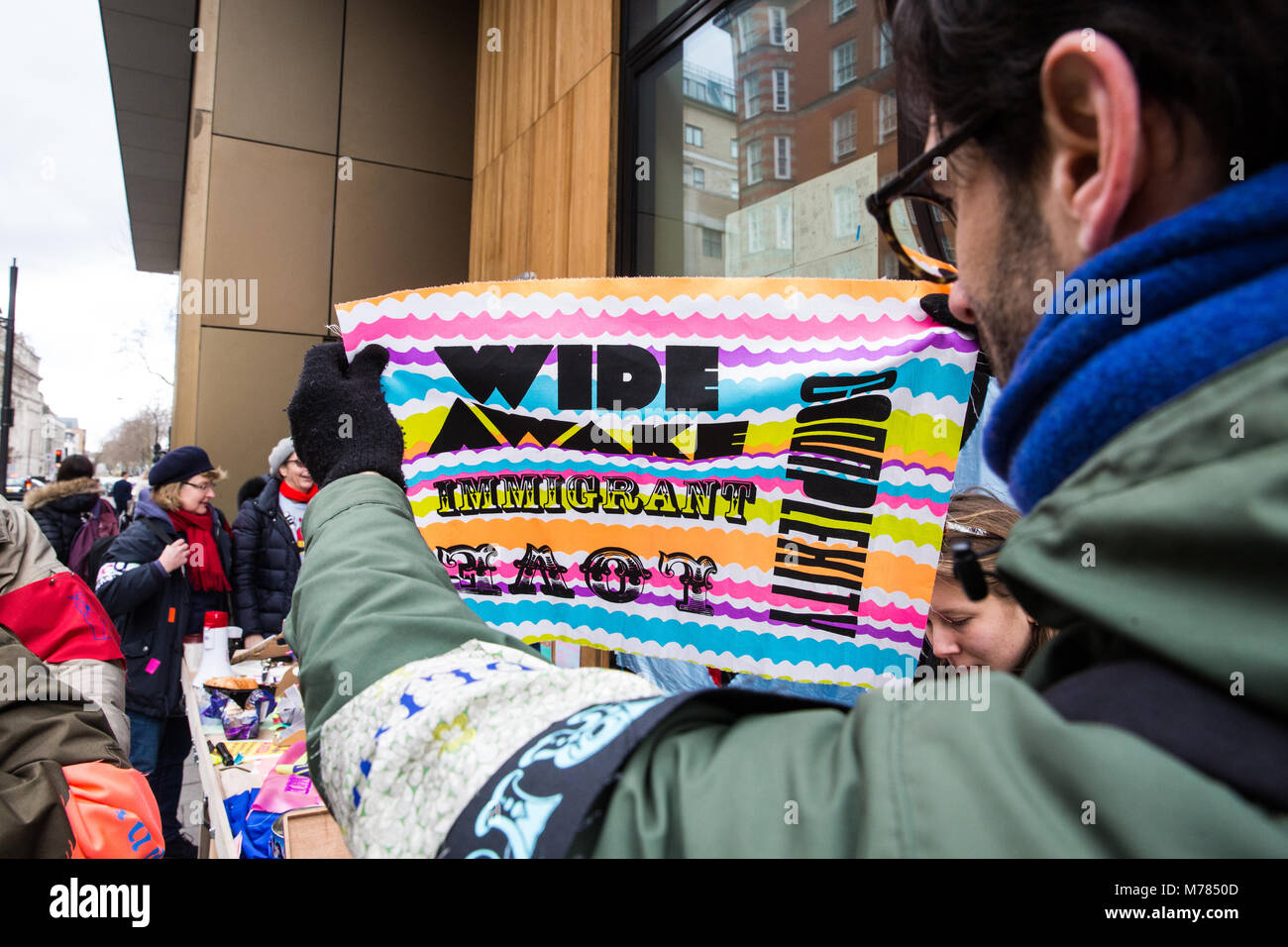 Londres, Royaume-Uni. 8 mars, 2018. Des militants de corps politique, un groupe qui laisse entendre que le corps devrait être récupérée comme un espace de lutte politique, faire preuve de solidarité avec les membres de l'UCU frappant à l'extérieur de l'UCL Bartlett School of Architecture. De nombreux membres de l'enseignement supérieur UCU font grève en raison des changements à leur régime de pension et USS certains autres membres de l'UCU l'éducation sont en grève pour un salaire juste. Credit : Mark Kerrison/Alamy Live News Banque D'Images