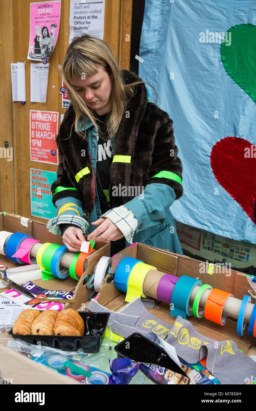 Londres, Royaume-Uni. 8 mars, 2018. Des militants de corps politique, un groupe qui laisse entendre que le corps devrait être récupérée comme un espace de lutte politique, faire preuve de solidarité avec les membres de l'UCU frappant à l'extérieur de l'UCL Bartlett School of Architecture. De nombreux membres de l'enseignement supérieur UCU font grève en raison des changements à leur régime de pension et USS certains autres membres de l'UCU l'éducation sont en grève pour un salaire juste. Credit : Mark Kerrison/Alamy Live News Banque D'Images
