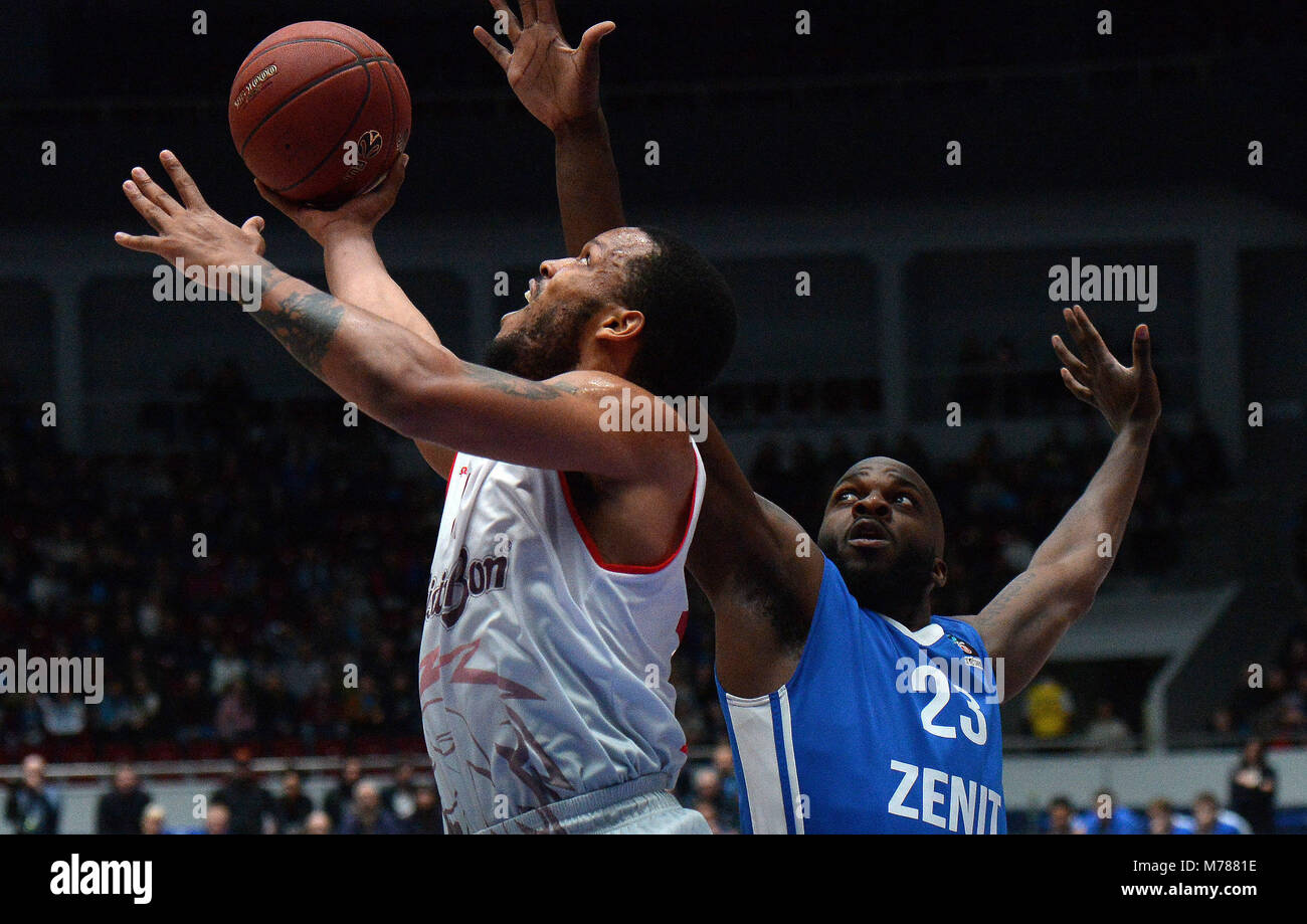 9 mars, 2018 - Saint-Pétersbourg, Russie - Russie, Saint-Pétersbourg, 9 mars 2018. Faire correspondre les 1/4 de finales de la coupe d'Europe de basket-ball, saison 2017/18 entre BC ''Zenit'' (St. Petersburg, Russie) et BC ''Reggio Emilia'' (Reggio Emilia, Italie). Dans la photo : (de gauche à droite) player REDGE-EMILY Chris Wright et ZENIT player Andrei Savrassov. (Crédit Image : © Andreï Pronin via Zuma sur le fil) Banque D'Images