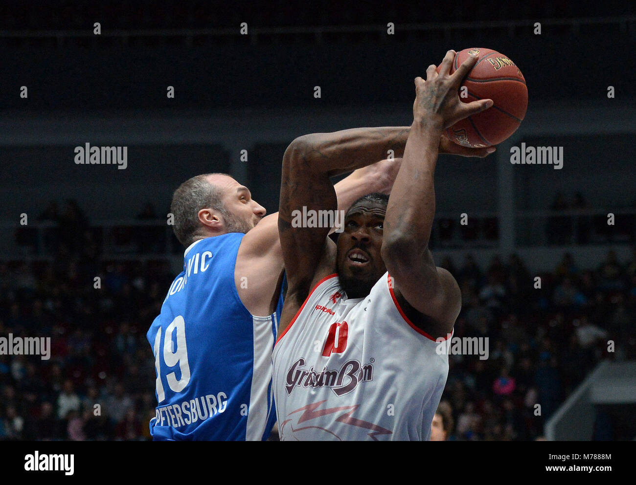 Saint-pétersbourg, Russie. Mar 9, 2018. La Russie, Saint-Pétersbourg, 9 mars 2018. Faire correspondre les 1/4 de finales de la coupe d'Europe de basket-ball, saison 2017/18 entre BC ''Zenit'' (St. Petersburg, Russie) et BC ''Reggio Emilia'' (Reggio Emilia, Italie). Dans la photo : (de gauche à droite) player ZENIT Marko Simonovic et player REGGO-EMILIA Jalen Reynolds. Credit : Andreï Pronin/ZUMA/Alamy Fil Live News Banque D'Images