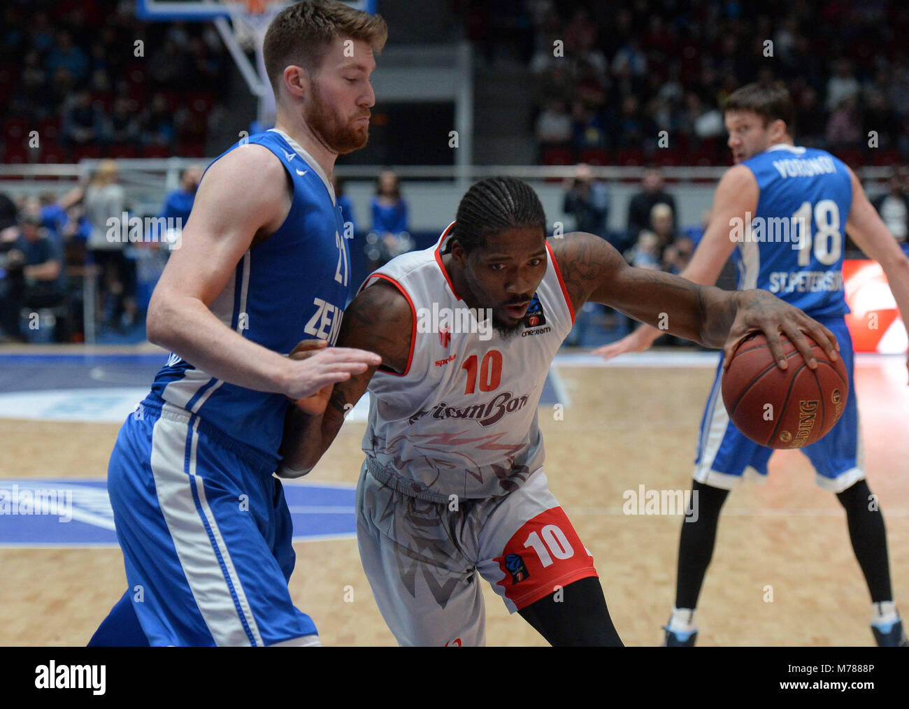 Saint-pétersbourg, Russie. Mar 9, 2018. La Russie, Saint-Pétersbourg, 9 mars 2018. Faire correspondre les 1/4 de finales de la coupe d'Europe de basket-ball, saison 2017/18 entre BC ''Zenit'' (St. Petersburg, Russie) et BC ''Reggio Emilia'' (Reggio Emilia, Italie). Dans la photo : (de gauche à droite) ZENIT player Shane Whittington et player REDGE-EMILIA Jalen Reynolds. Credit : Andreï Pronin/ZUMA/Alamy Fil Live News Banque D'Images