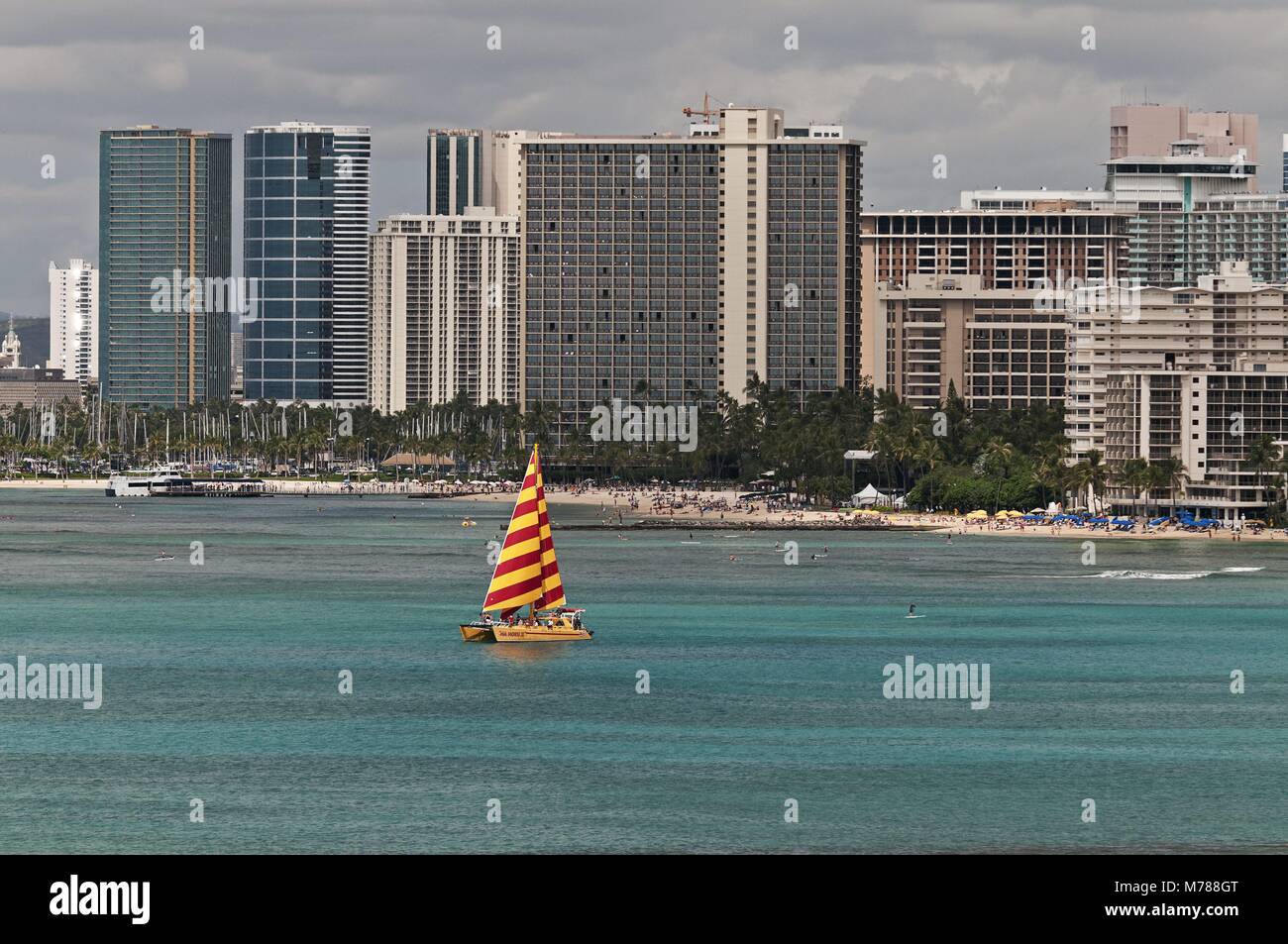 Honolulu, Hawaii, USA. 06Th Mar, 2011. Bâtiments de l'hôtel foule la plage et shorline le long de la section de Waikiki, Honolulu, Hawaii. (Crédit Image : © Bayne Stanley/ZUMApress.com) Banque D'Images