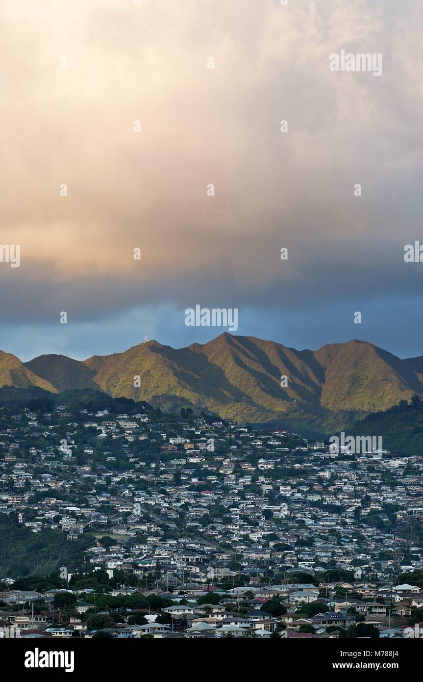 Honolulu, Hawaii, USA. 06Th Mar, 2011. Fin d'après-midi s'allume les collines au-dessus des maisons dans la banlieue est d'Honolulu, Hawaii. (Crédit Image : © Bayne Stanley/ZUMApress.com) Banque D'Images