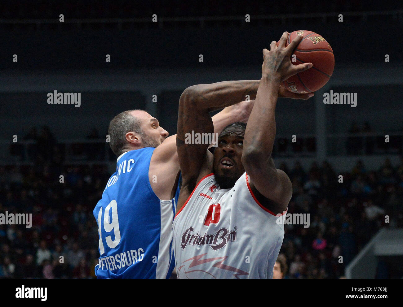 SÃO PETERSBURGO, MO - 09.03.2018 : ZENIT X REGGIO EMILIA - Russie, Saint-Pétersbourg, 9 mars 2018. Faire correspondre les 1/4 de finales de la coupe d'Europe de basket-ball, saison 2017/18 entre BC "Zenit&q (St. Peteretersburg, Russie) et BC "ReggiilEmilia" (io Emo Emilia, Italie ). Dans la photo : (de à droite) player ZENIT Marko Simonovic et joueur et REGGO-EMILIA Jalen Reynolds. (Photo : Andreï Pronin/Fotoarena) Banque D'Images