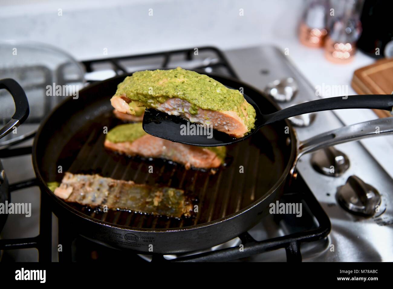 Saumon grillé au beurre au pesto Banque D'Images